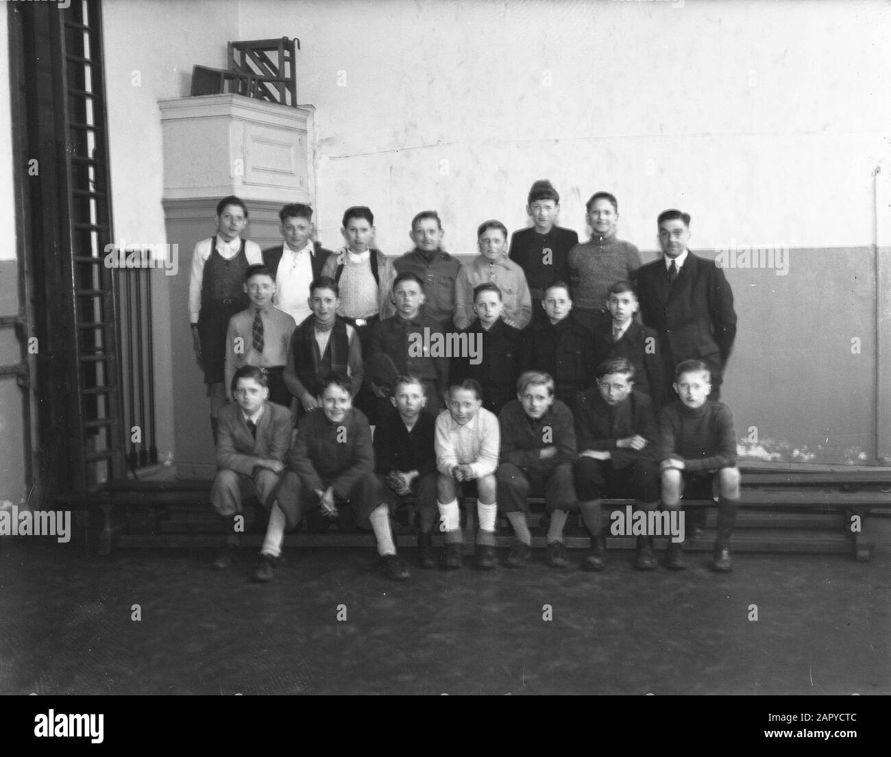 School for Secondary Education Annotation: Classe per ragazzi. Unsharp recording Data: 12 Marzo 1946 Parole Chiave: Ritratti di gruppo, classi scolastiche Foto Stock