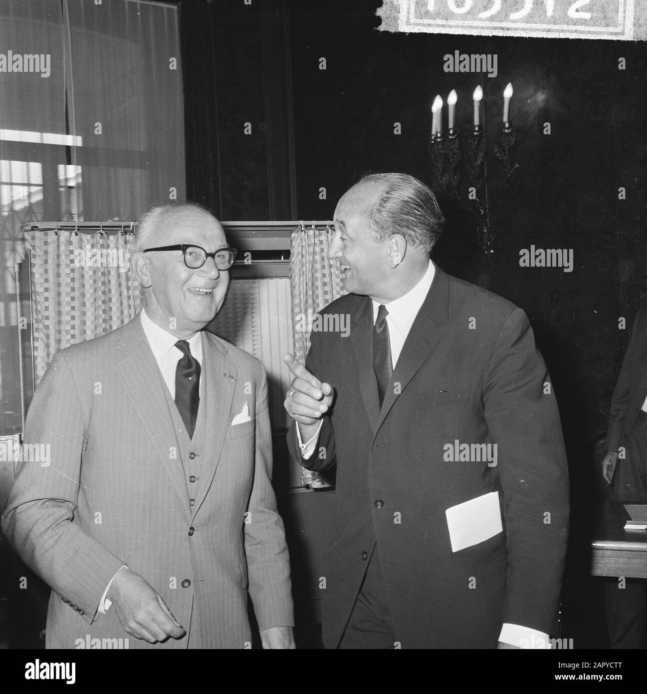Machine test Voti all'Aia, Ministro Toxopeus e sindaco Kolfschoten Data: 17 giugno 1964 Località: L'Aia, Zuid-Holland Parole Chiave: Sindaci, voti di prova Nome personale: Kolfschoten, Toxopeus, Edzo Foto Stock