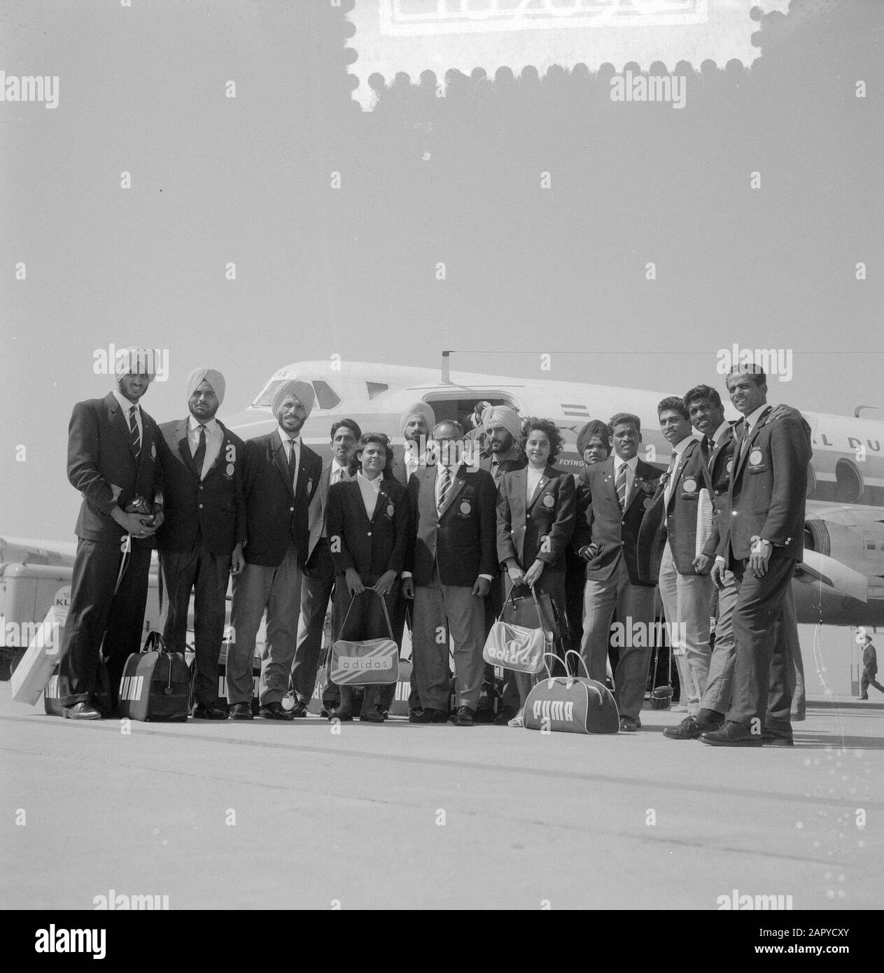 Team di atletica olimpica indiana a Schiphol Data: 14 agosto 1964 Località: Noord-Holland, Schiphol Parole Chiave: Atletica leggera, squadre Foto Stock