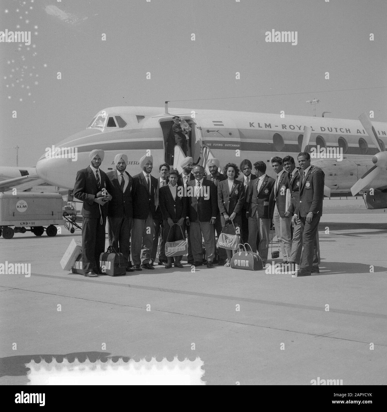 Team di atletica olimpica indiana a Schiphol Data: 14 agosto 1964 Località: Noord-Holland, Schiphol Parole Chiave: Atletica leggera, squadre Foto Stock