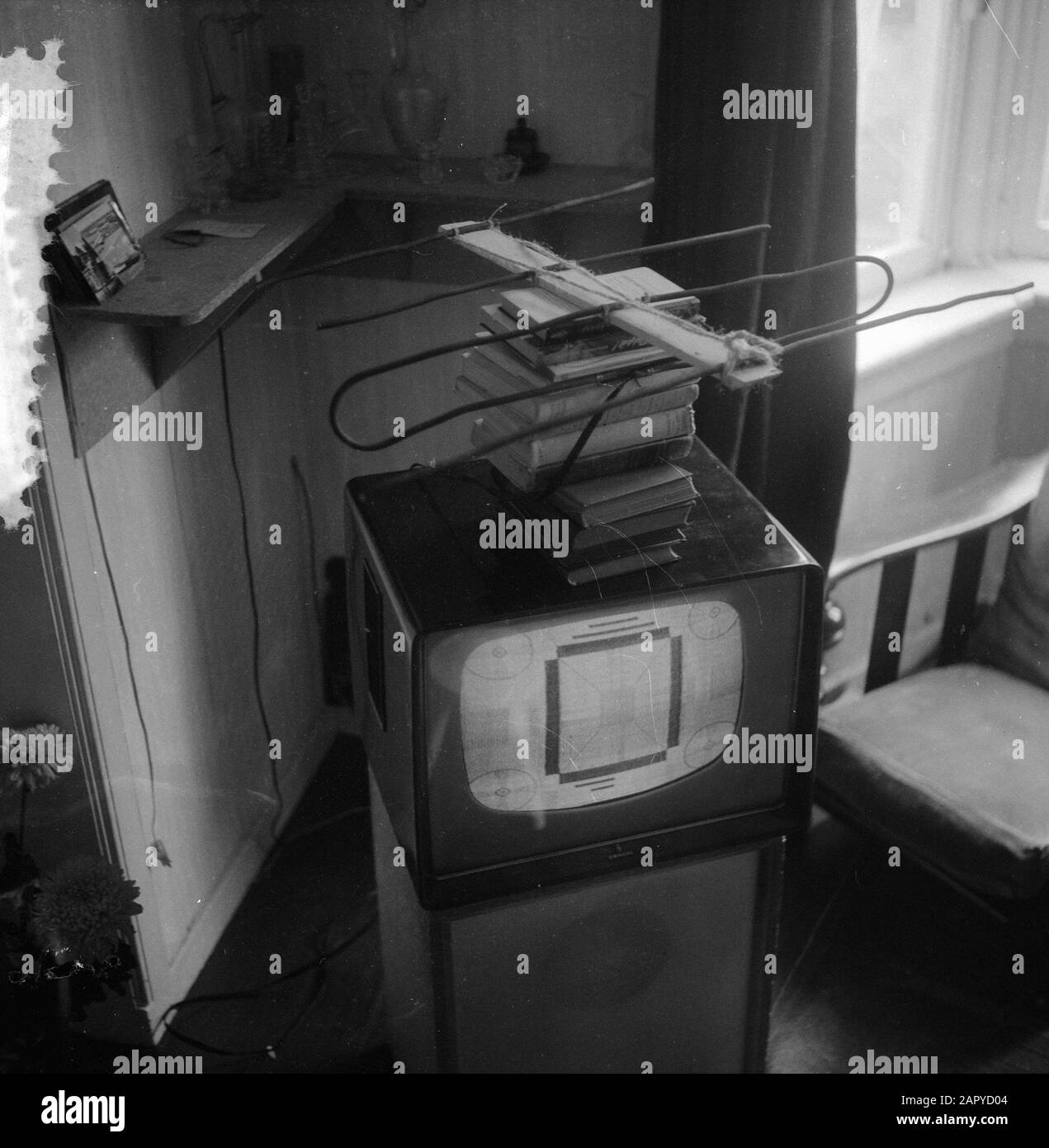 Immagine di prova TV Noordzee, pratico artigiano riceve immagine di prova via concreto mano Data: 12 agosto 1964 Parole Chiave: Immagini di prova, ricevute Nome istituto: REM-Island Foto Stock