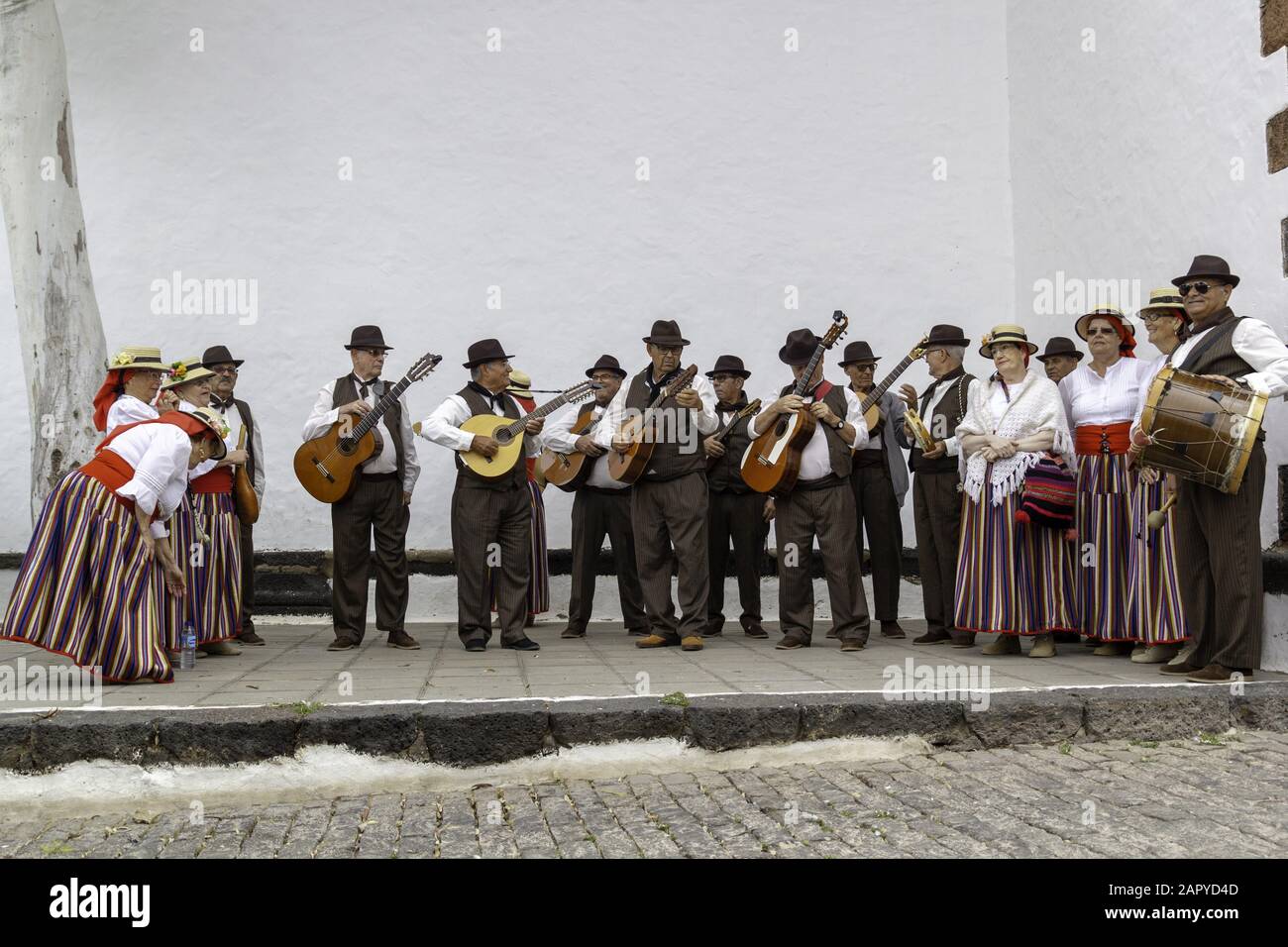 Città vecchia DI TEGUISE, SPAGNA - 21 aprile 2019: Un gruppo di persone anziane vestite con costumi tradizionali spagnoli / Lanzarote che cantano il figlio tradizionale di Pasqua Foto Stock