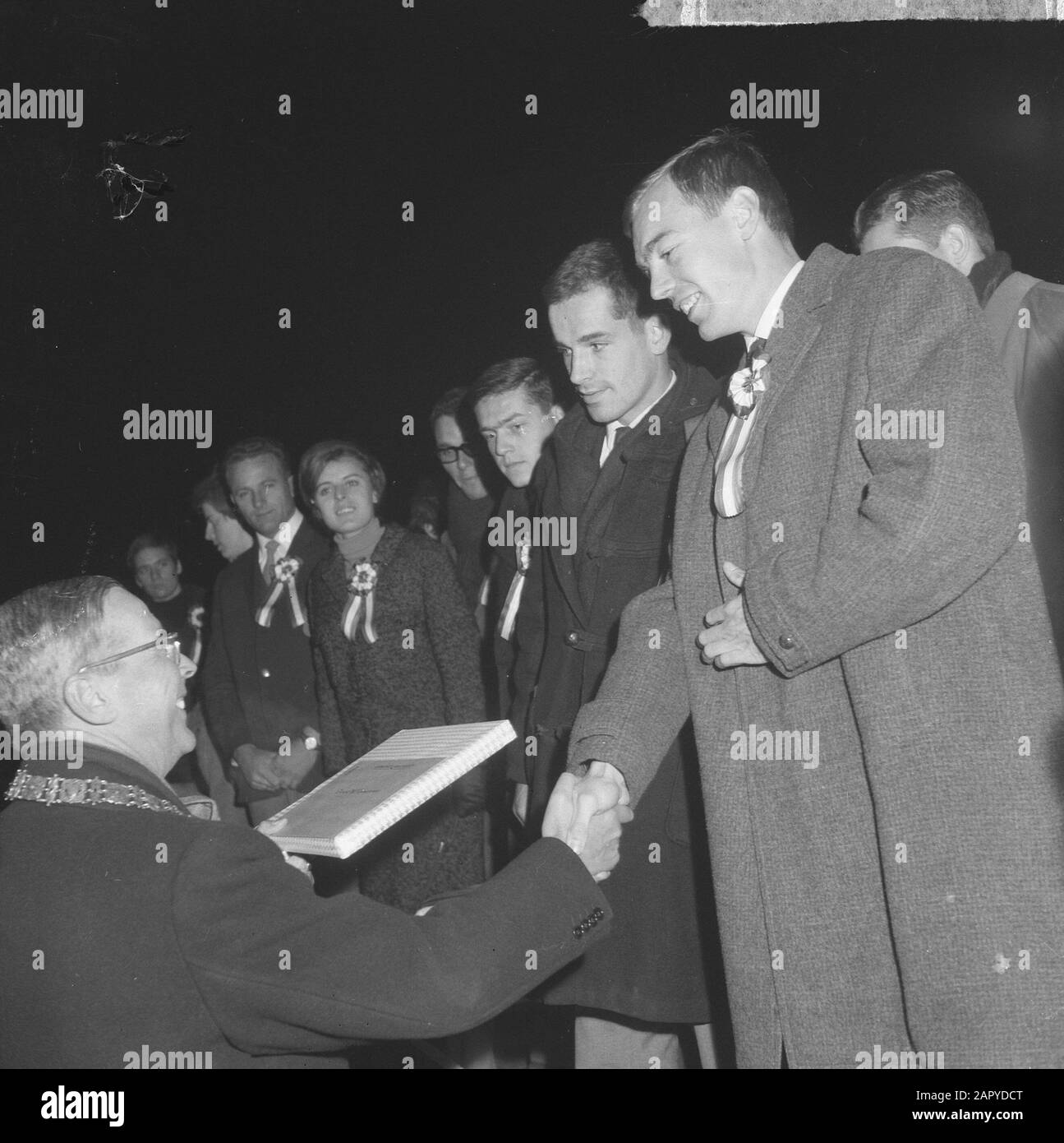 Onorando la squadra olimpica, Venemans, Blaisse ha ricevuto il libro dal sindaco Van Hall Data: 4 novembre 1964 Parole Chiave: Libri, sindaci, onori, ricevute Foto Stock