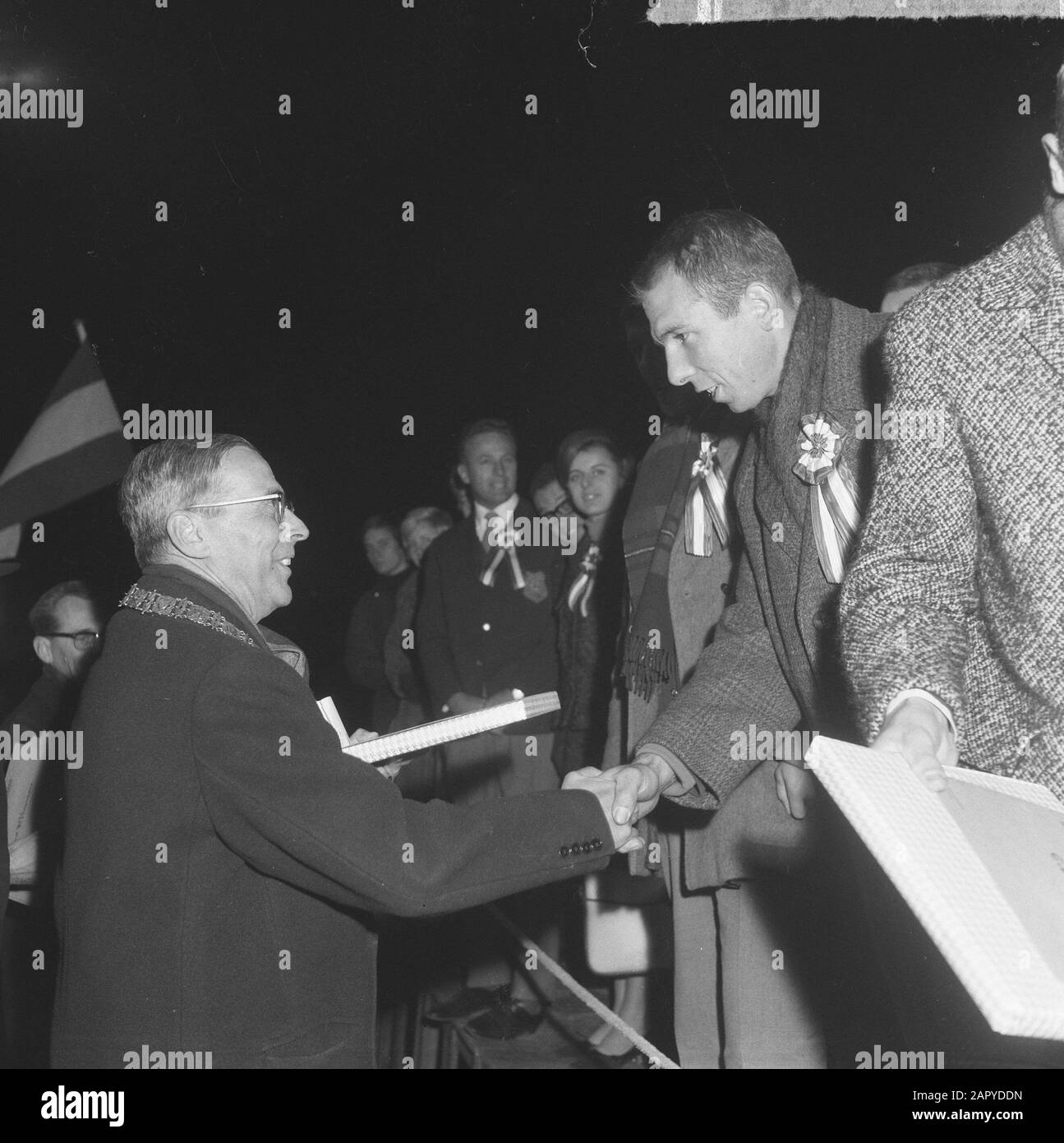 Huling squadra olimpica, ha ricevuto fotobook dal sindaco Van Hall Data: 4 novembre 1964 Parole Chiave: Honages, ricevute, squadre Foto Stock