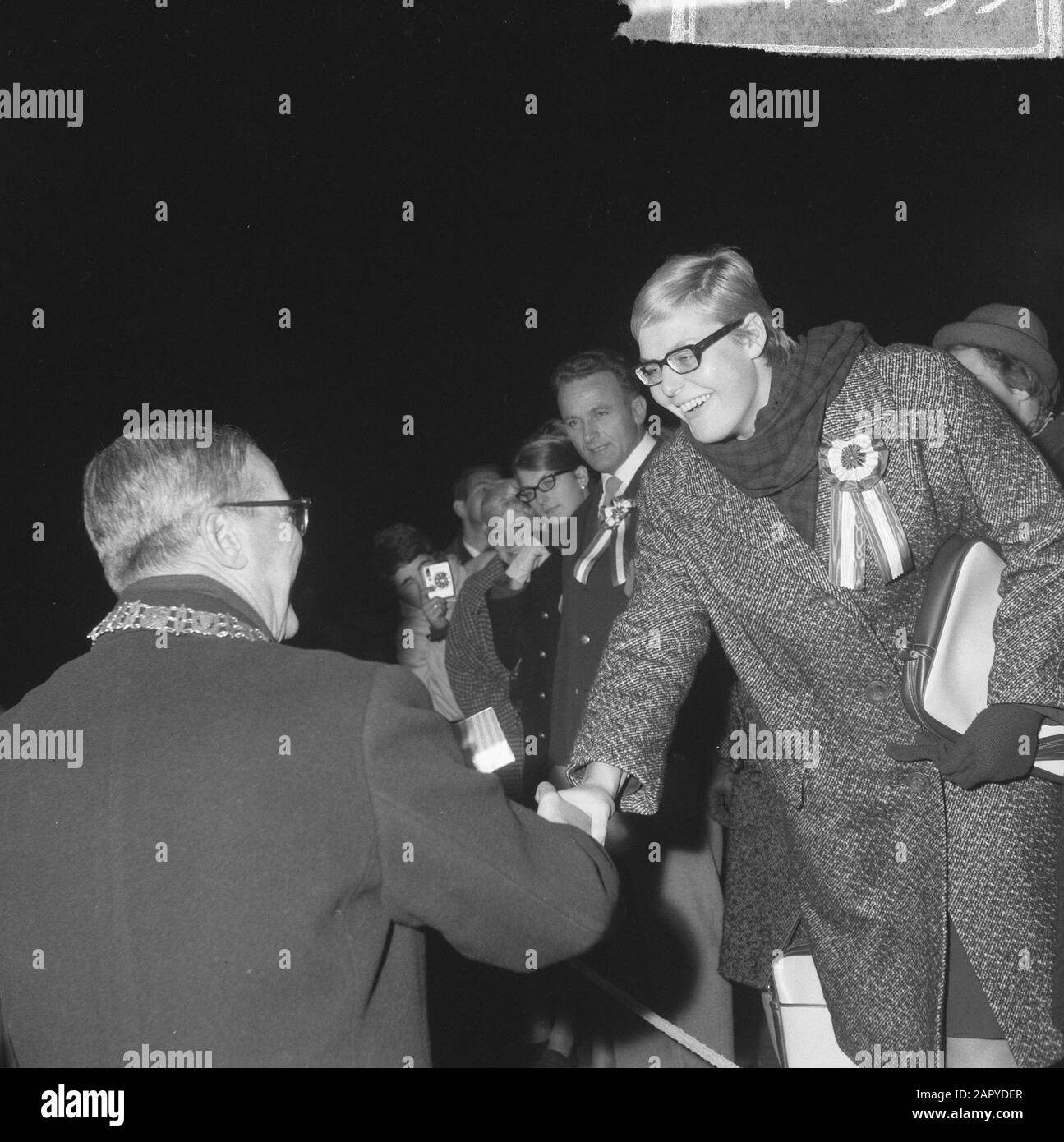 Honor Olympic team, Ada Kok riceve il libro dal sindaco Van Hall Data: 4 novembre 1964 Parole Chiave: Libri, sindaci, onori, ricevute Nome personale: Kok, Ada Foto Stock