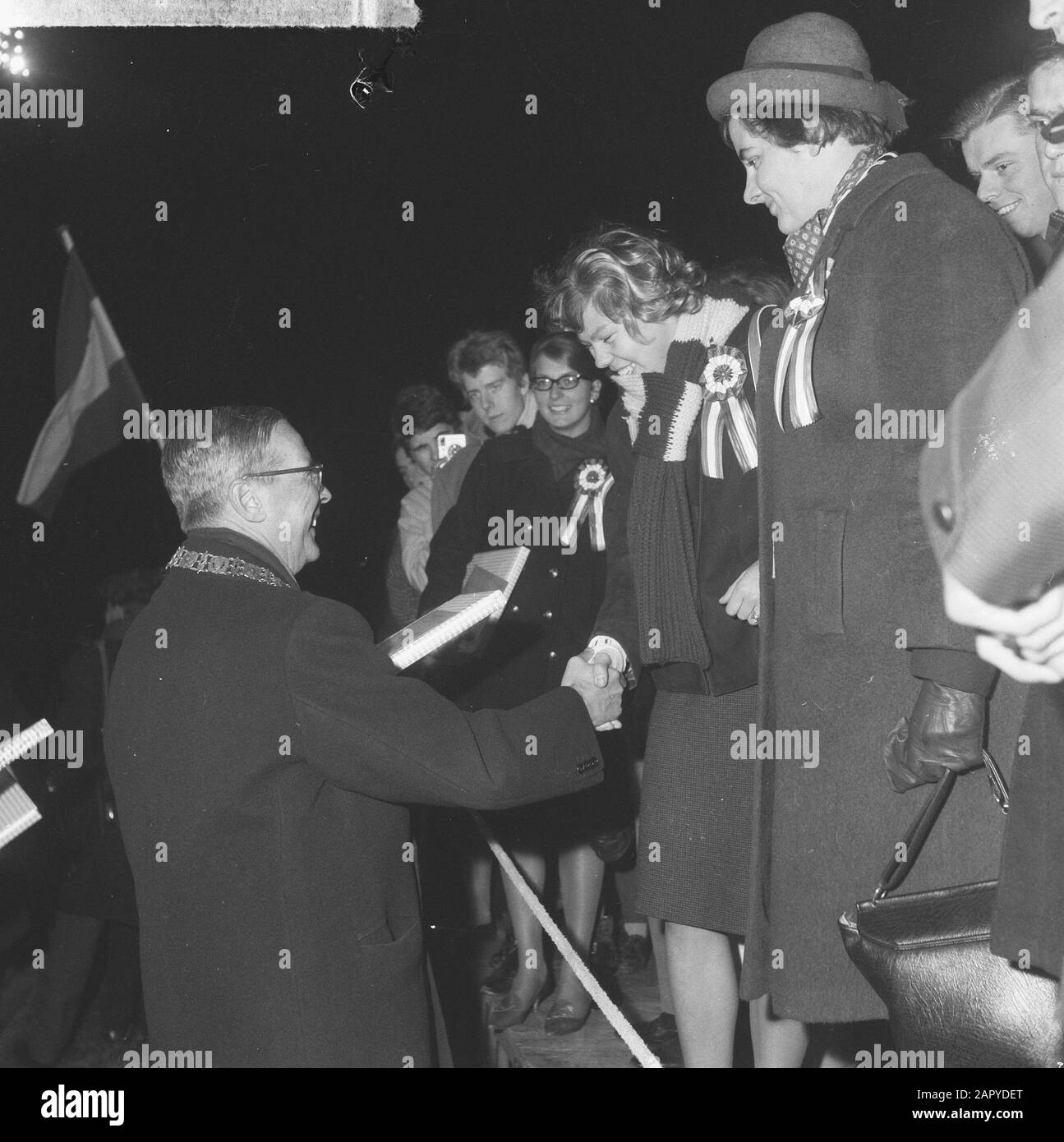 Honor Olympic team, Erica Terpstra (r) accanto a lei Klenie Bimolt ha ricevuto fotobook di Sindaco Van Hall, in aggiunta Corrie Shop Data: 4 novembre 1964 Parole Chiave: Tribozioni, ricevute, squadre Nome personale: Bimolt, Klenie, Terpstra, Erica, Shop, Corrie Foto Stock