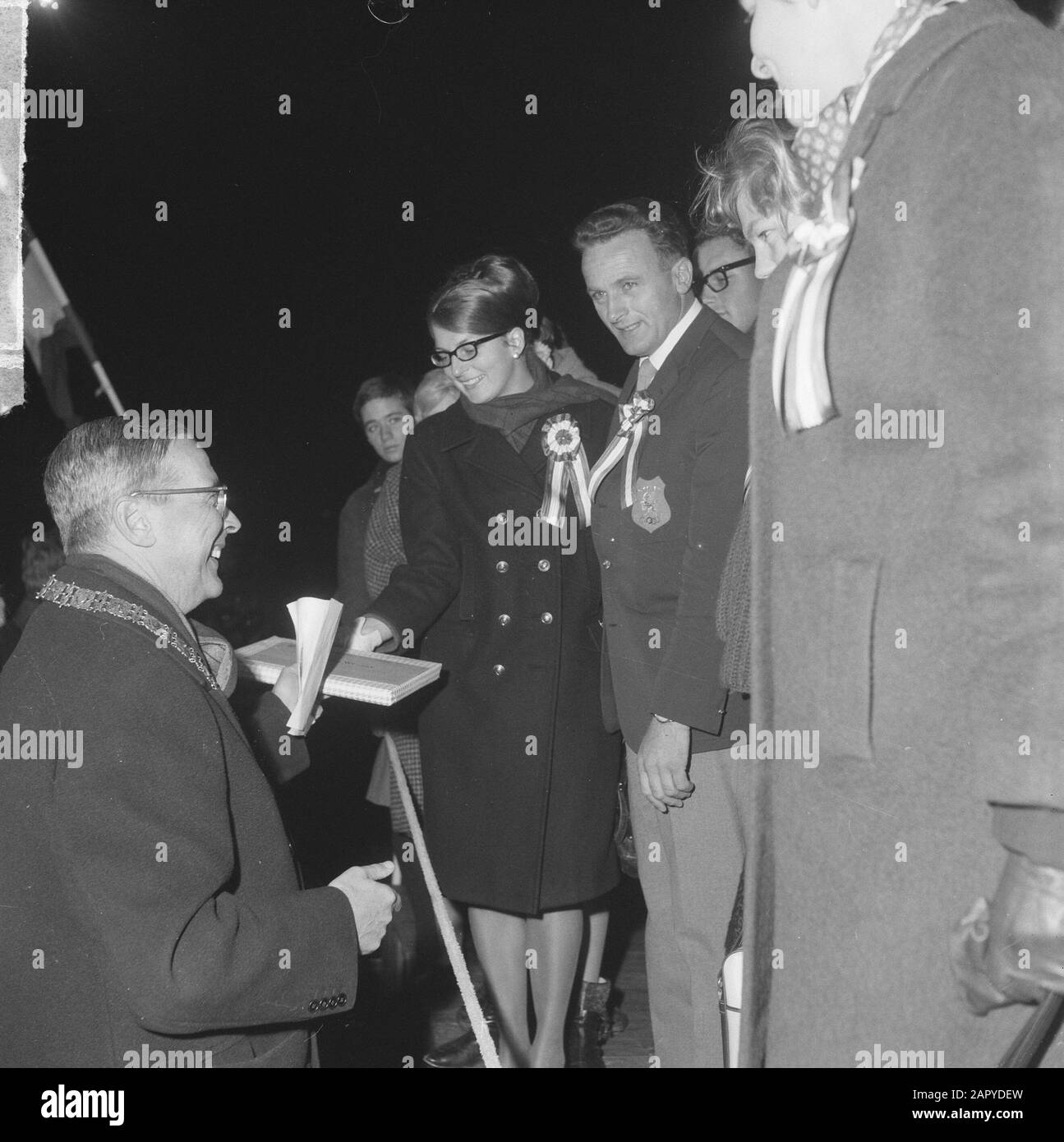 Honor Olympic team, Corrie Shop riceve il libro dal Sindaco Van Hall Data: 4 novembre 1964 Parole Chiave: Libri, sindaci, onori, ricevute Nome personale: Negozio, Corrie Foto Stock
