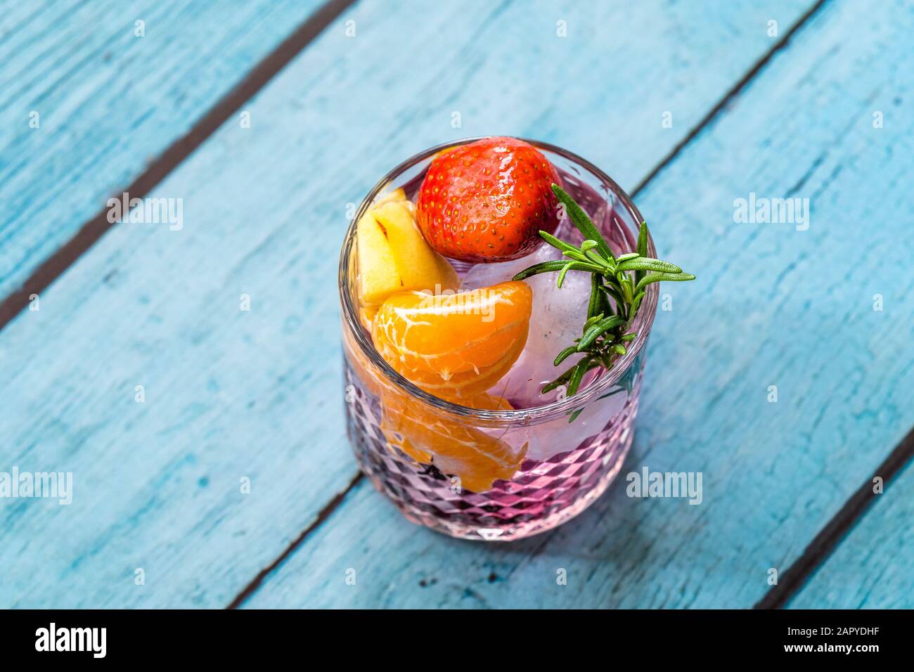 Cocktail Di Frutta Con Fragole, Mandarino, Mela E Rosmarino / Bevanda Fresca Rosa Punch. Drink Estivo. Foto Stock