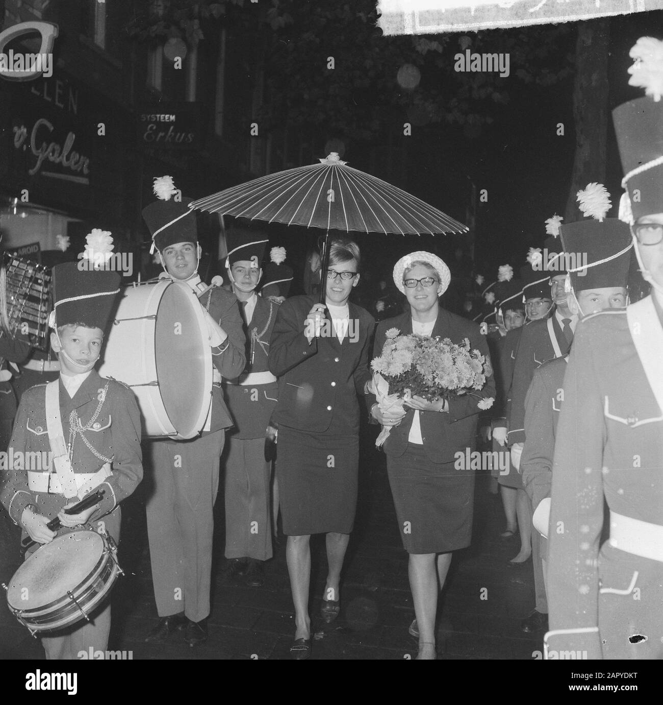 Squadra olimpica olandese ritorno arrivo Schiphol, sinistra Gretha Kok e destra Ada Kok sono stati presi in su alla loro casa su Amsteldijk Data: 25 ottobre 1964 luogo: Noord-Holland, Schiphol Parole Chiave: Arrivi, case, squadre Nome personale: Gretha Kok, Kok, Ada Foto Stock