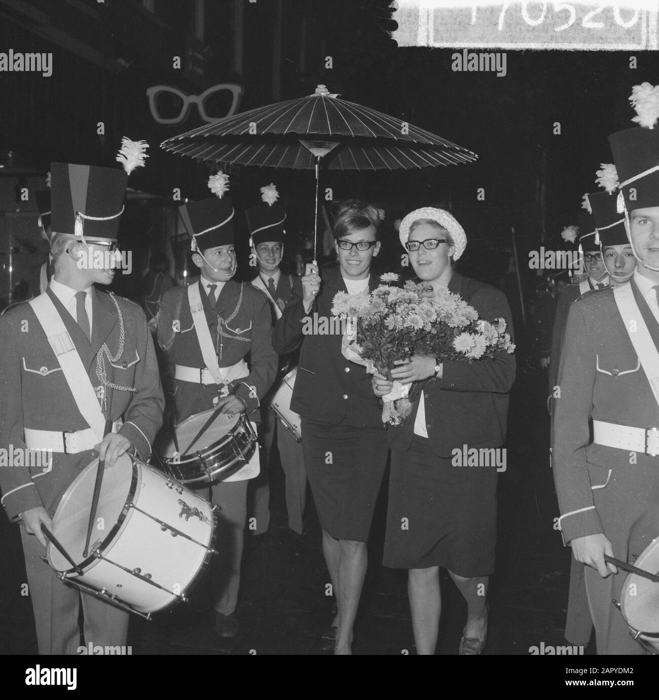 Squadra olimpica olandese ritorno arrivo Schiphol, sinistra Gretha Kok e destra Ada Kok sono stati presi in su alla loro casa su Amsteldijk Data: 25 ottobre 1964 luogo: Noord-Holland, Schiphol Parole Chiave: Arrivi, case, squadre Nome personale: Gretha Kok, Kok, Ada Foto Stock