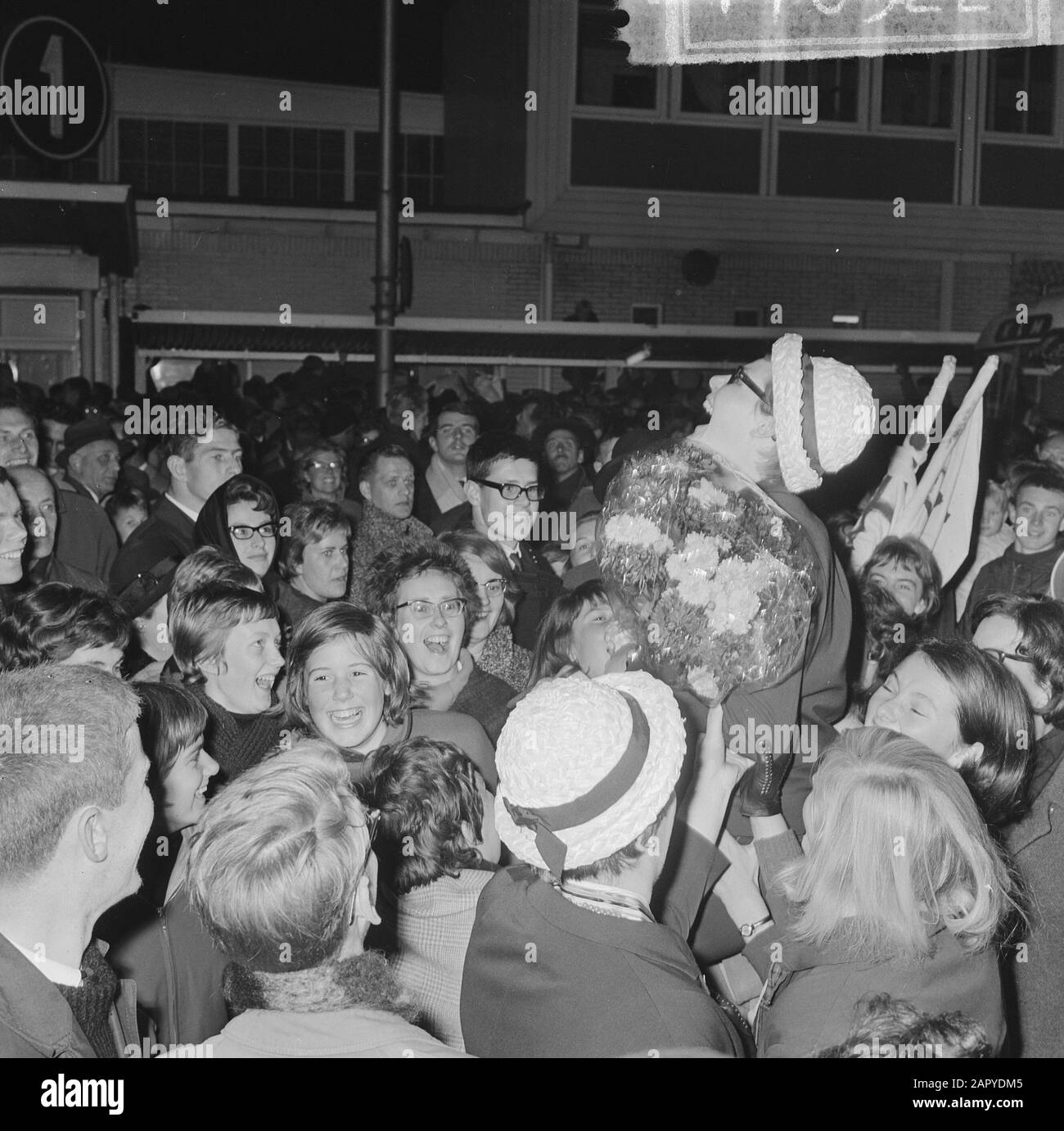 Squadra olimpica olandese ritorno Schiphol, Ada Kok preso dai sostenitori Data: 25 ottobre 1964 luogo: Noord-Holland, Schiphol Parole Chiave: Sostenitori, arrivi, squadre, spalle Nome personale: Kok, Ada Foto Stock