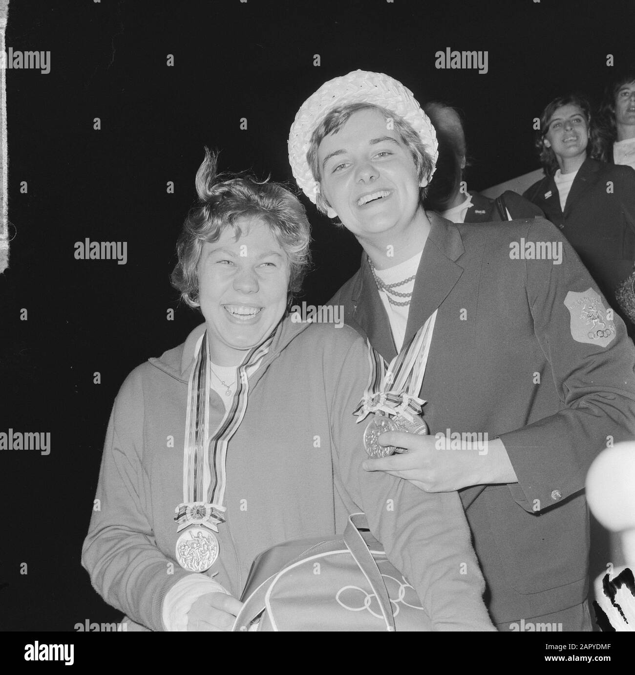 Squadra olimpica olandese torna all'arrivo Schiphol, Erica Terpstra (a destra) e Klenie Bimolt sulle scale dell'aereo Data: 25 ottobre 1964 Località: Noord-Holland, Schiphol Parole Chiave: Arrivi, arrivi, ecc. equipaggio, scale dell'aereo Nome personale: Bimolt, Klenie, Terpstra, Erica Foto Stock