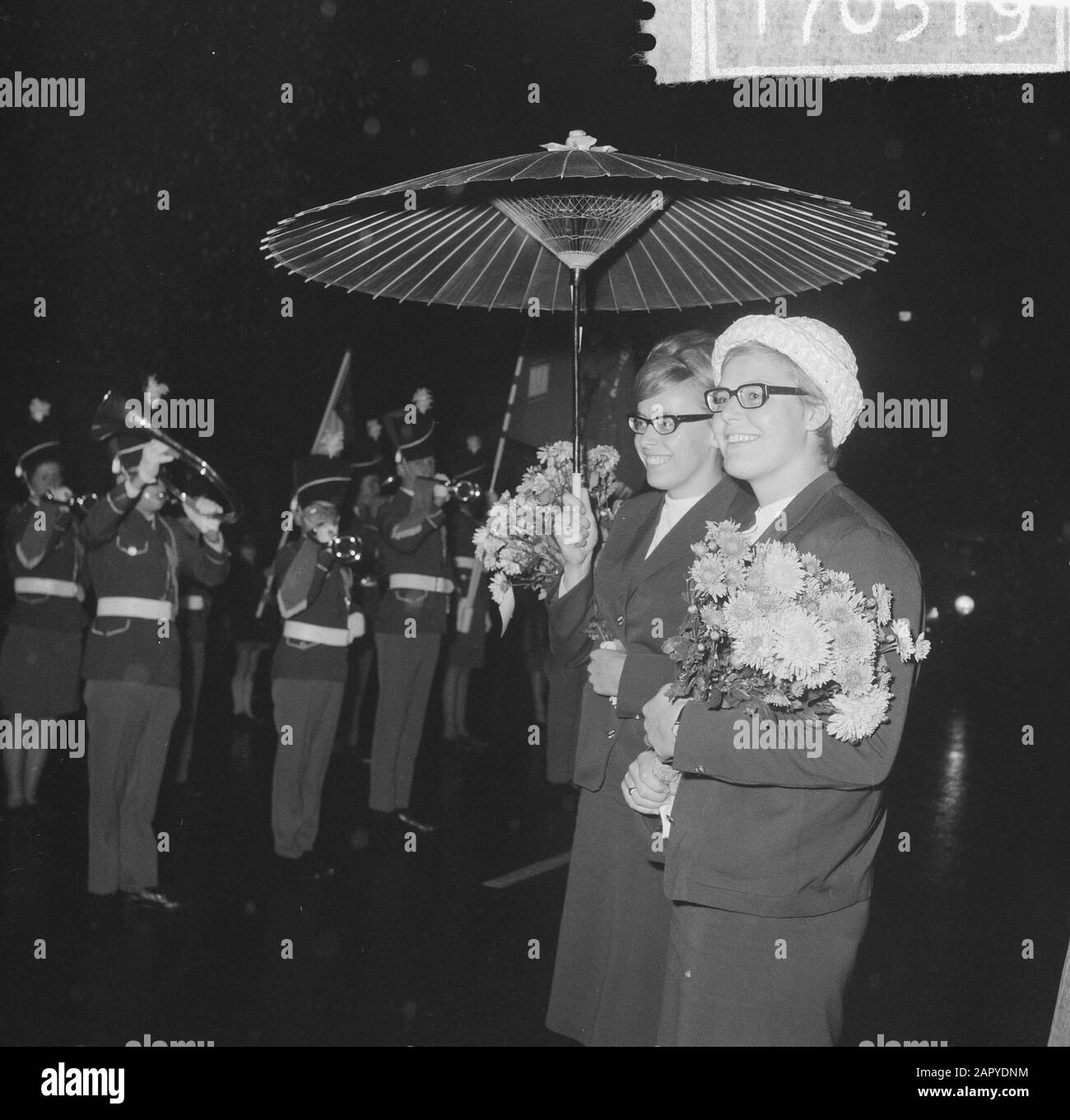 Squadra olimpica olandese ritorno arrivo Schiphol, sinistra Gretha Kok e destra Ada Kok sono stati presi in su alla loro casa su Amsteldijk Data: 25 ottobre 1964 luogo: Noord-Holland, Schiphol Parole Chiave: Arrivi, case, squadre Nome personale: Gretha Kok, Kok, Ada Foto Stock