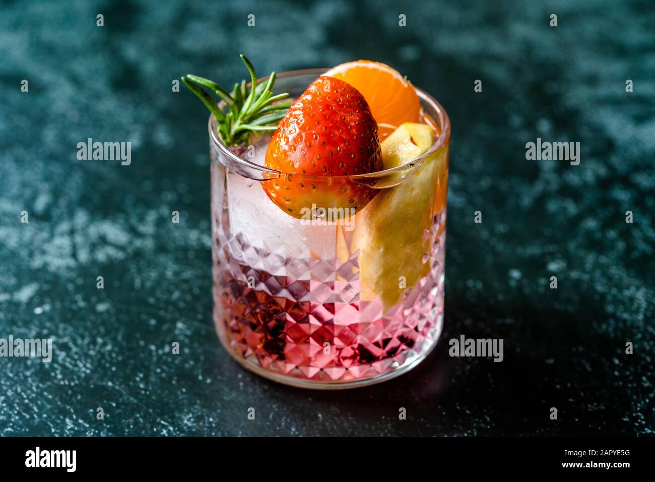Cocktail Di Frutta Con Fragole, Mandarino, Mela E Rosmarino / Bevanda Fresca Rosa Punch. Drink Estivo. Foto Stock