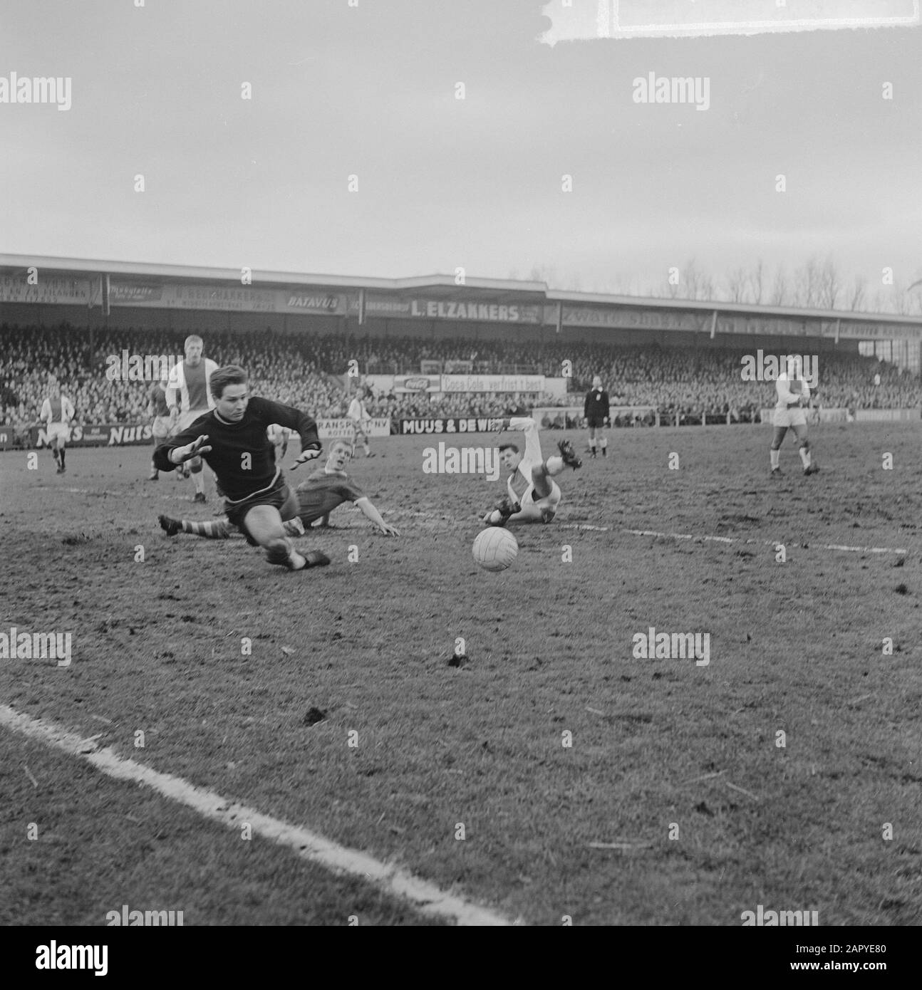Sparta contro Ajax 0-0, Attack Sparta, Hoogerman cerca di afferrare la palla, Van Miert (Sparta) a terra Data: 7 febbraio 1965 Parole Chiave: Sport, football Nome Della Persona: Hoogerman Foto Stock