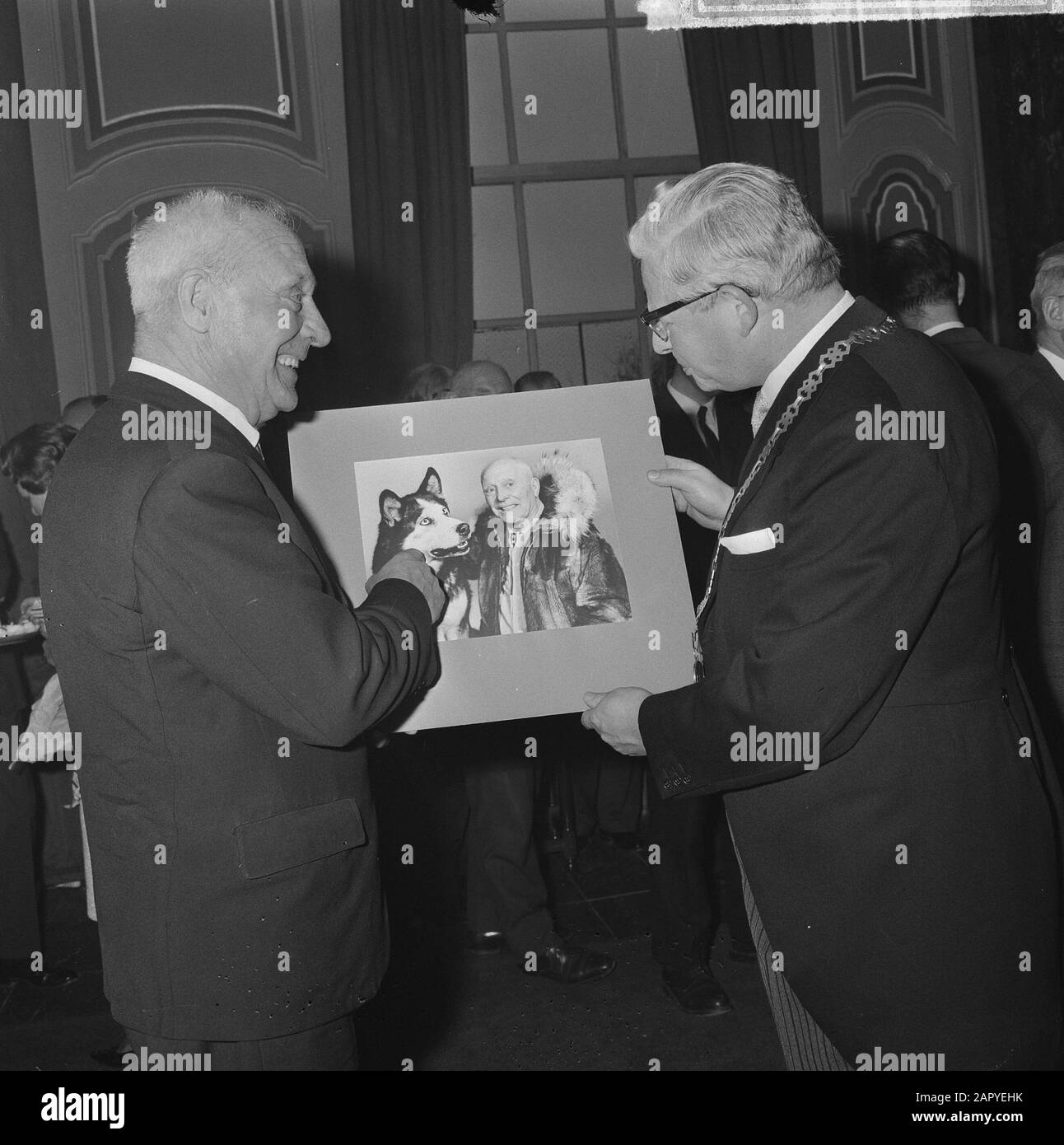 Gerrit Snieder torna a Monnickendam, sindaco sig. J.F. de Groot ha consegnato il signor Snieder (a sinistra) alcuni gettoni Data: 17 Marzo 1965 luogo: Monnickendam Parole Chiave: PENNINGEN, sindaci, volantini Nome personale: Gerrit Snieder, Groot, J.F. de Foto Stock
