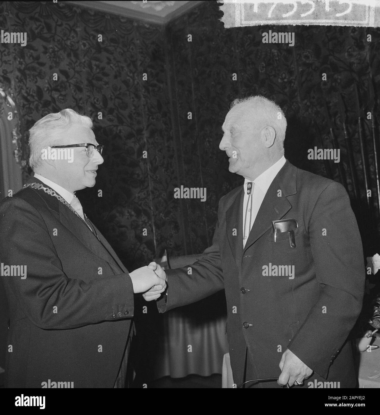 Gerrit Snieder torna a Monnickendam, sindaco sig. J.F. de Groot ha consegnato il signor Snieder (a sinistra) alcuni gettoni Data: 17 Marzo 1965 luogo: Monnickendam Parole Chiave: PENNINGEN, sindaci, volantini Nome personale: Gerrit Snieder, Groot, J.F. de Foto Stock