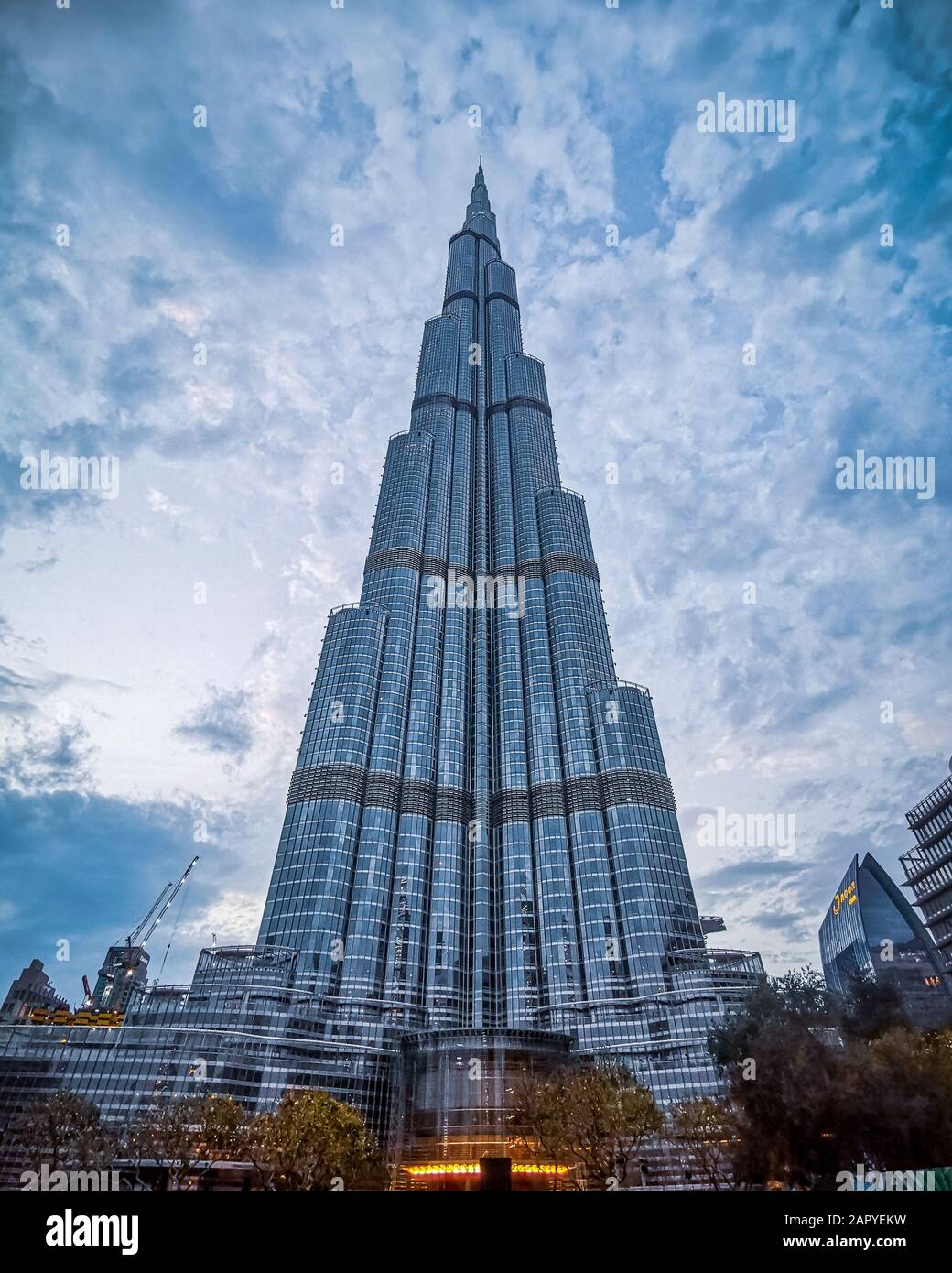 Dubai, EMIRATI ARABI UNITI - 27 novembre 2019: Vista del Burj Khalifa nel centro di Dubai. Foto Stock