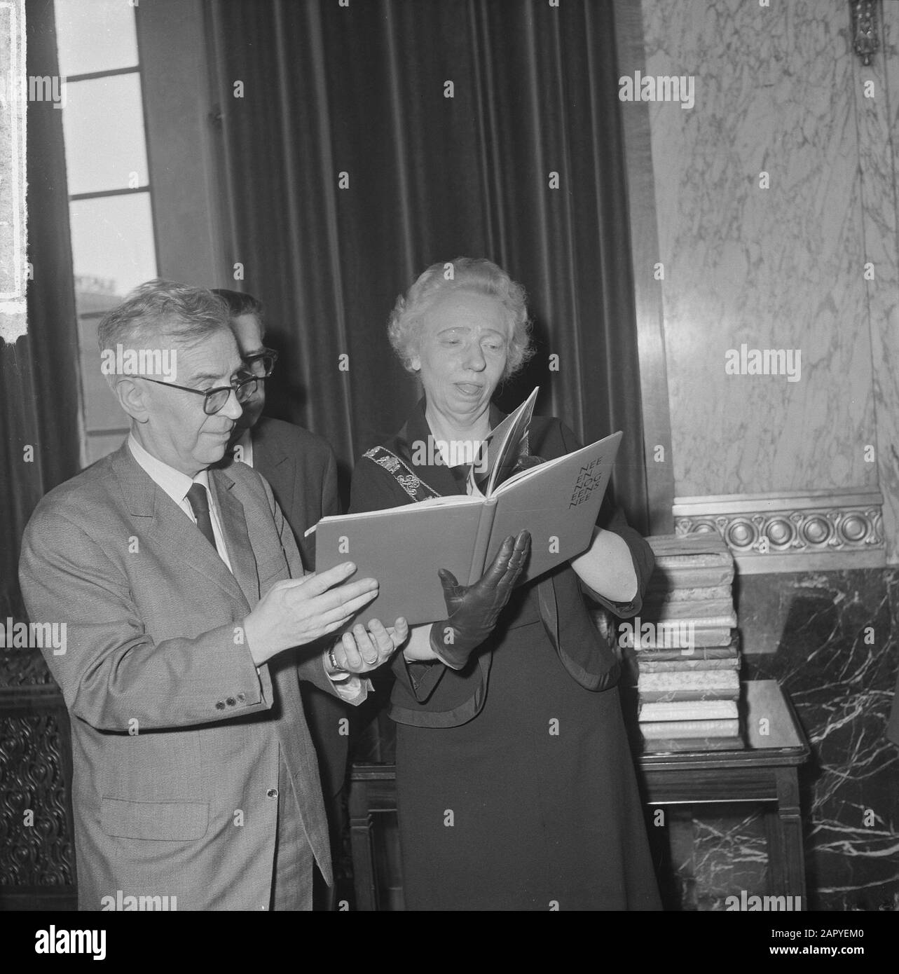 Reverend Buskes prima copia dei libri di resistenza offerti al consiglio comunale di Rotterdam, vice sindaco destro Sig.ra Zeelenberg Data: 2 aprile 1965 Località: Rotterdam, Zuid-Holland Parole Chiave: Offerte, libri, copie Nome personale: Zeelenberg, Nancy Foto Stock Reverend Buskes prima copia dei libri di resistenza offerti al consiglio comunale di Rotterdam, vice sindaco destro Sig.ra Zeelenberg Data: 2 aprile 1965 Località: Rotterdam, Zuid-Holland Parole Chiave: Offerte, libri, copie Nome personale: Zeelenberg, Nancy Foto Stock