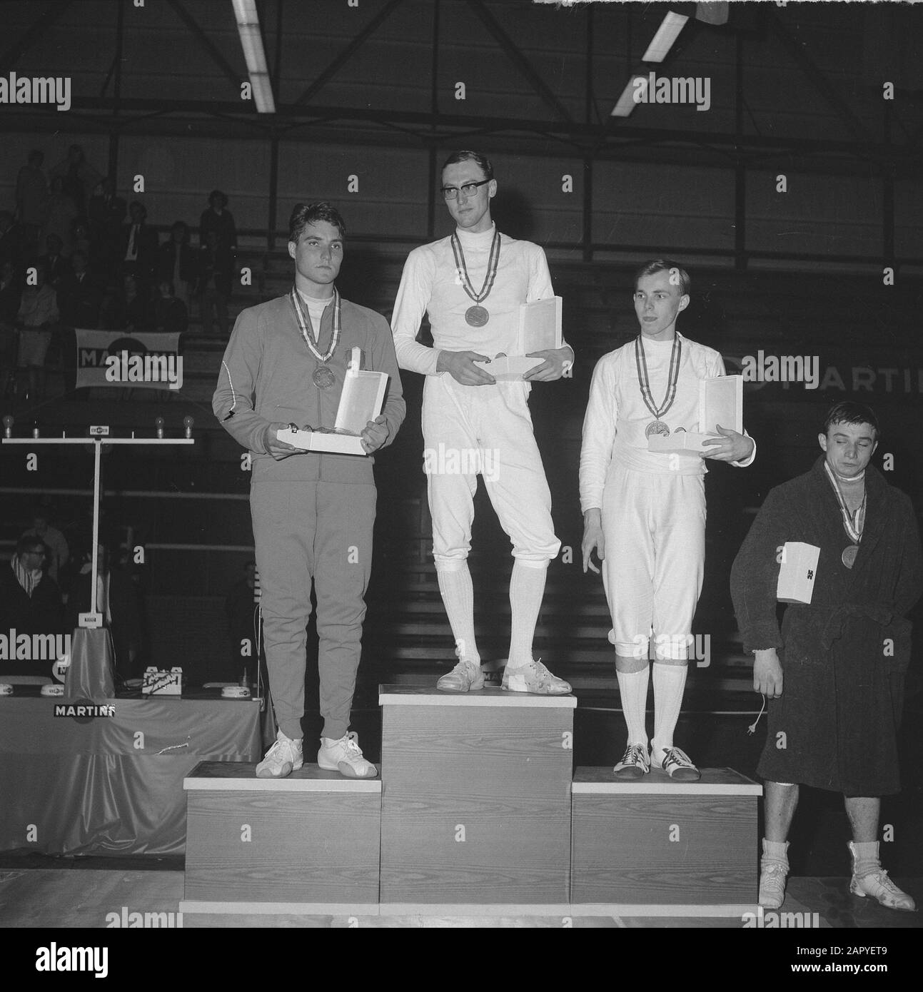Campionati mondiali di scherma per giovani a Rotterdam, numero 1, 2 e 3 sul palco onorario Data: 16 aprile 1965 Località: Rotterdam, Zuid-Holland Parole Chiave: Campionati, scherma Foto Stock