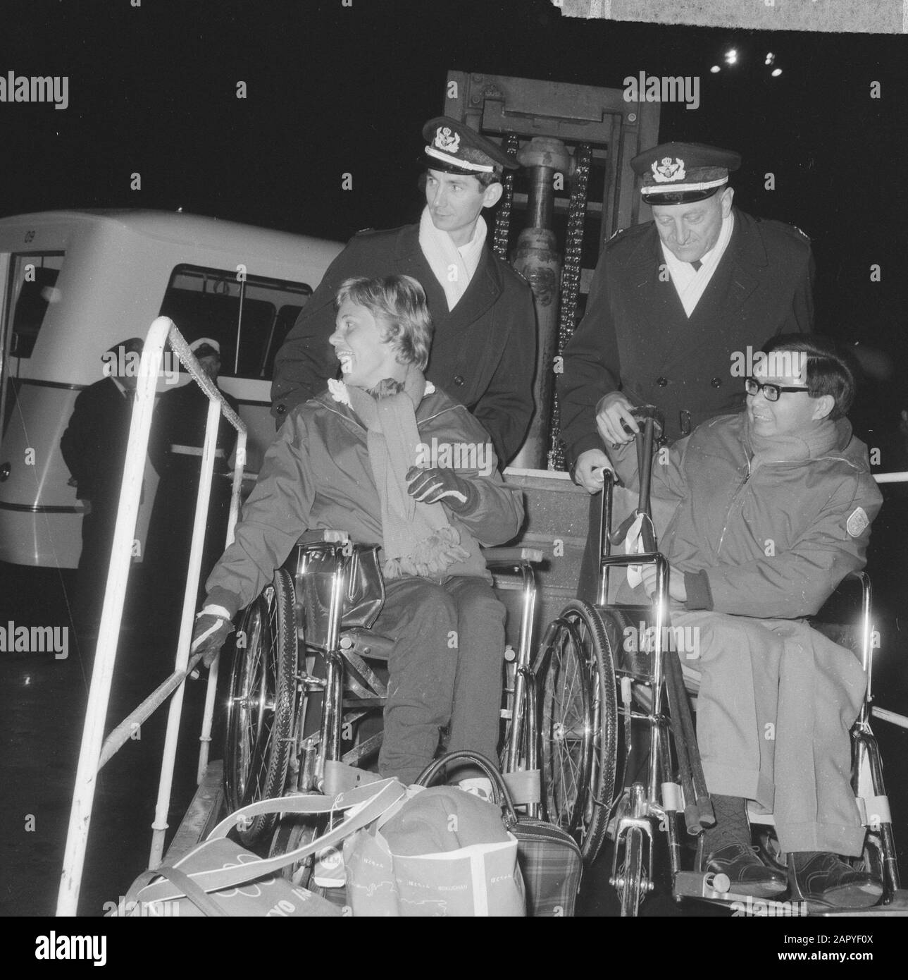 Disabled back from Olympics in Tokyo, C. Prince, who won two gold medaglie Data: 17 novembre 1964 Località: Giappone, Tokyo Parole Chiave: Disabili, MEDAGLIE Nome Della Persona: C. Prince Institution Nome: Olympic Games Foto Stock