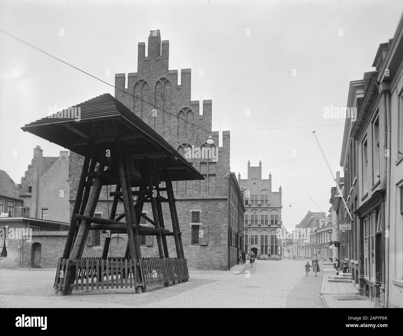 Doesburg. Roggestraat con façade posteriore del municipio, con un campanello sul sito delle vecchie banche di pesce. Sullo sfondo la facciata del Waag Annotation: Il campanile sostituisce la torre di San Maartenskerk Data: Novembre 1957 posizione: Doesburg, Gelderland Parole Chiave: Architettura, facciate, gotico, orologi, sculture di città, edifici di avventura Foto Stock