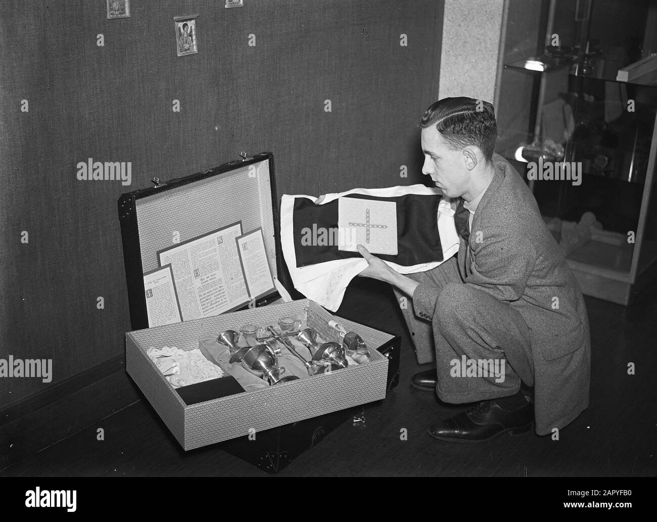 Miskoffers K.G.M. (Piccola Stampa) Annotazione: Valige con contenuti richiesti per la commissione di una messa cattolica Data: 9 dicembre 1948 Parole Chiave: Cattolicesimo, Valige Foto Stock