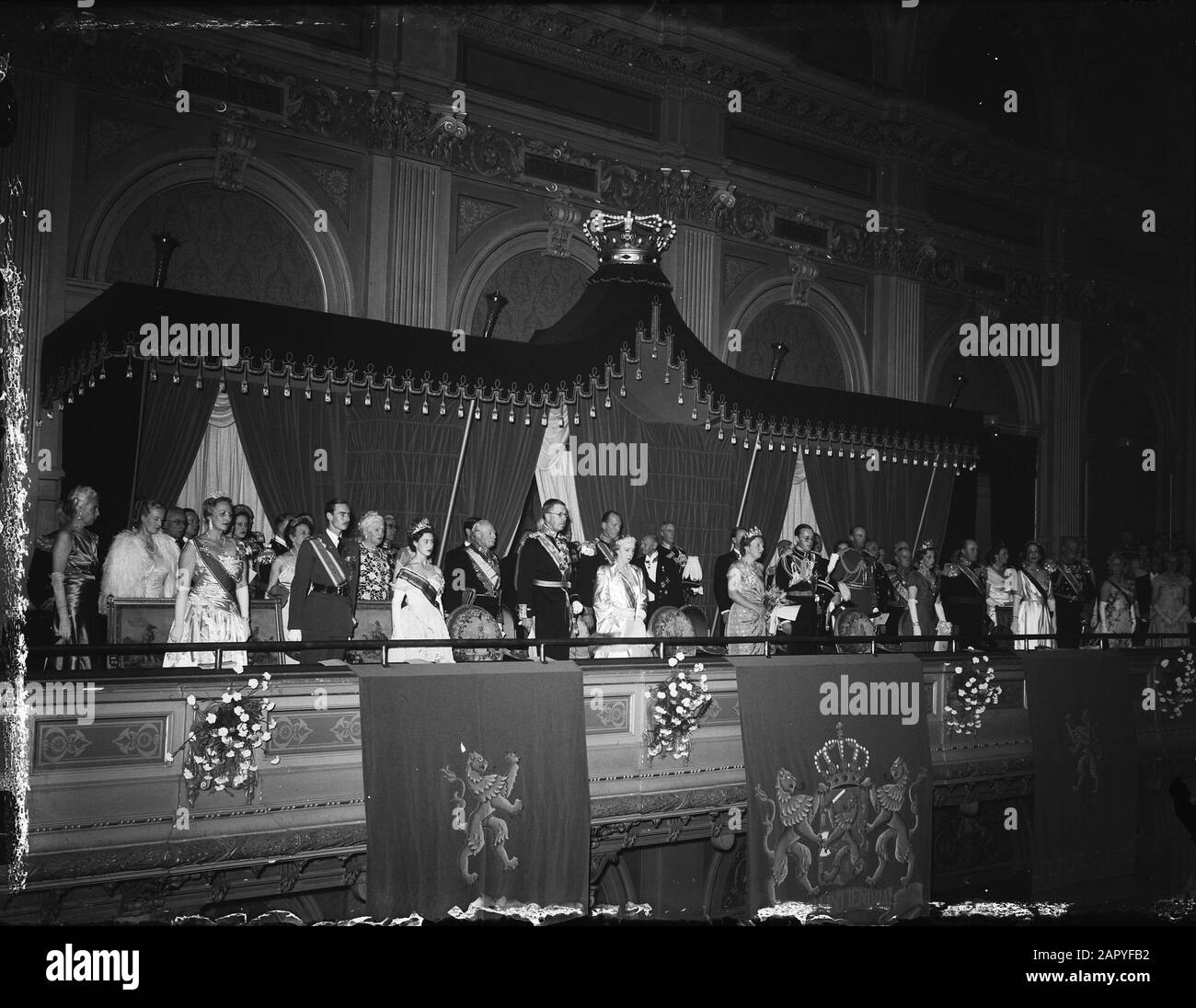 Abdicazione Regina Wilhelmina/Inaugurazione Della Regina Juliana Inaugurazione Regina Juliana. Chiusura ufficiale della settimana di vacanza. Concerto di gala al Concertgebouw di Amsterdam, con l'Orchestra del Concertgebouw, diretta da Eduard van Beinum. Panoramica Lodge onorario con gli ospiti stranieri regali. Crown Princess Martha (Norvegia), Hereditary Grand Duke Jean (Lussemburgo), Princess Margaret (Inghilterra), Crown Prince Gustaf Adolf (Svezia), Queen Mother Elisabeth (Belgio), Royal Couple, Crown Princess Louise (Svezia) E Crown Prince Olav (Norvegia) Data: 7 Settembre 1948 Località: Amsterdam, Noord-Holland Keywor Foto Stock