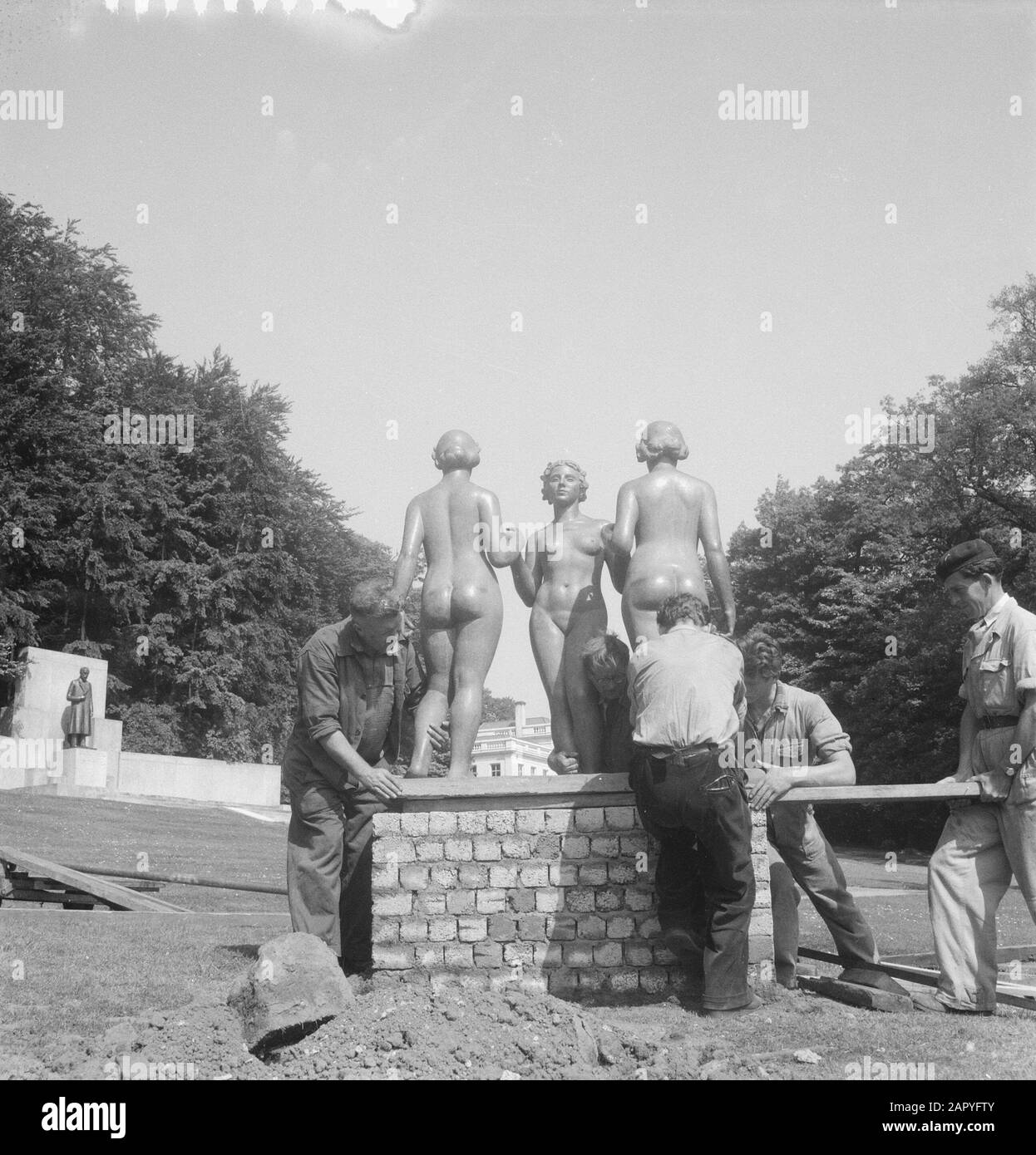 Luoghi di immagini, mostra a Sonsbeek (Arnhem), che apre il giugno 13th, immagine più pesante della mostra Drie Nymphs van Artistide Maillol (Francia) Annotazione: Una versione di questa immagine è ora nel Jardin des Tuileries a Parigi Data: 9 giugno 1958 luogo: Arnhem Parole Chiave: Immagini, scultura, mostre, arte, mostre Nome personale: SONSBEEK Foto Stock
