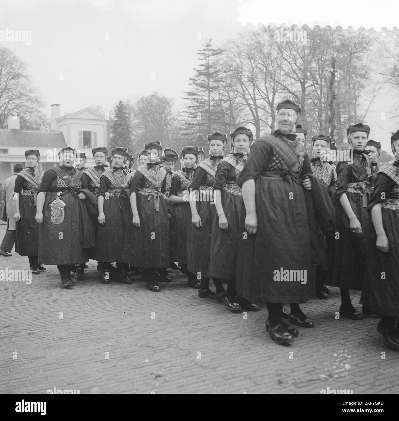 La regina Juliana ha 50 anni. Le ragazze della Scuola cristiana di Fattoria da Staphorst passare il confine Data: 30 aprile 1959 Località: Soestdijk, Utrecht (provincia) Parole Chiave: Defilés, costume Foto Stock