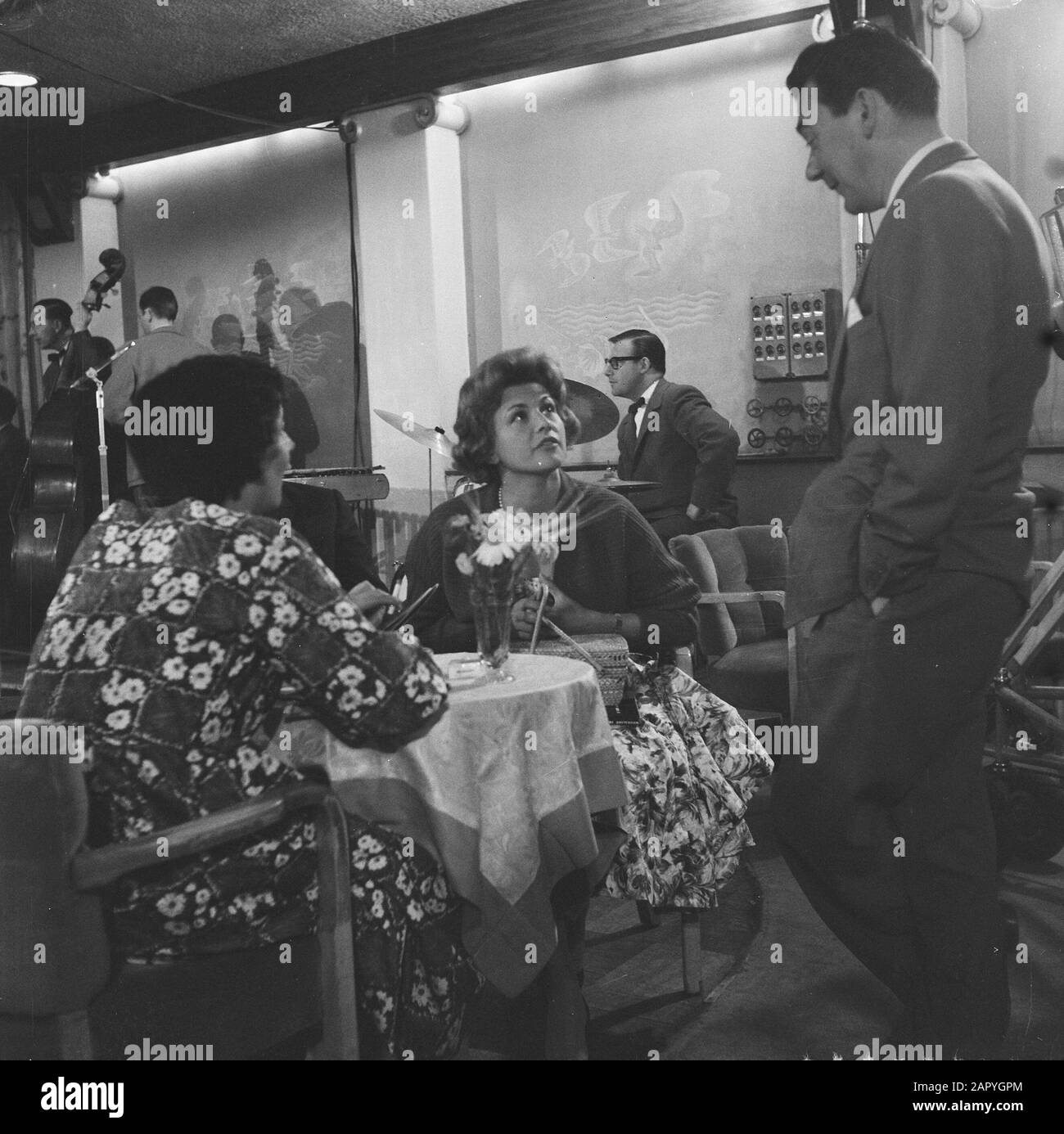 Vara broadcast En Passant in Bellevue, flnr Netty Rosenfeld, Nicole Maurey e David Kozeff Data: 26 maggio 1959 Località: Amsterdam, Noord-Holland Parole Chiave: Stelle del cinema, televisione, trasmissioni Nome personale: Kozeff David, Maurey Nicole, Rosenfeld, Netty Institution nome: Bellevue Foto Stock