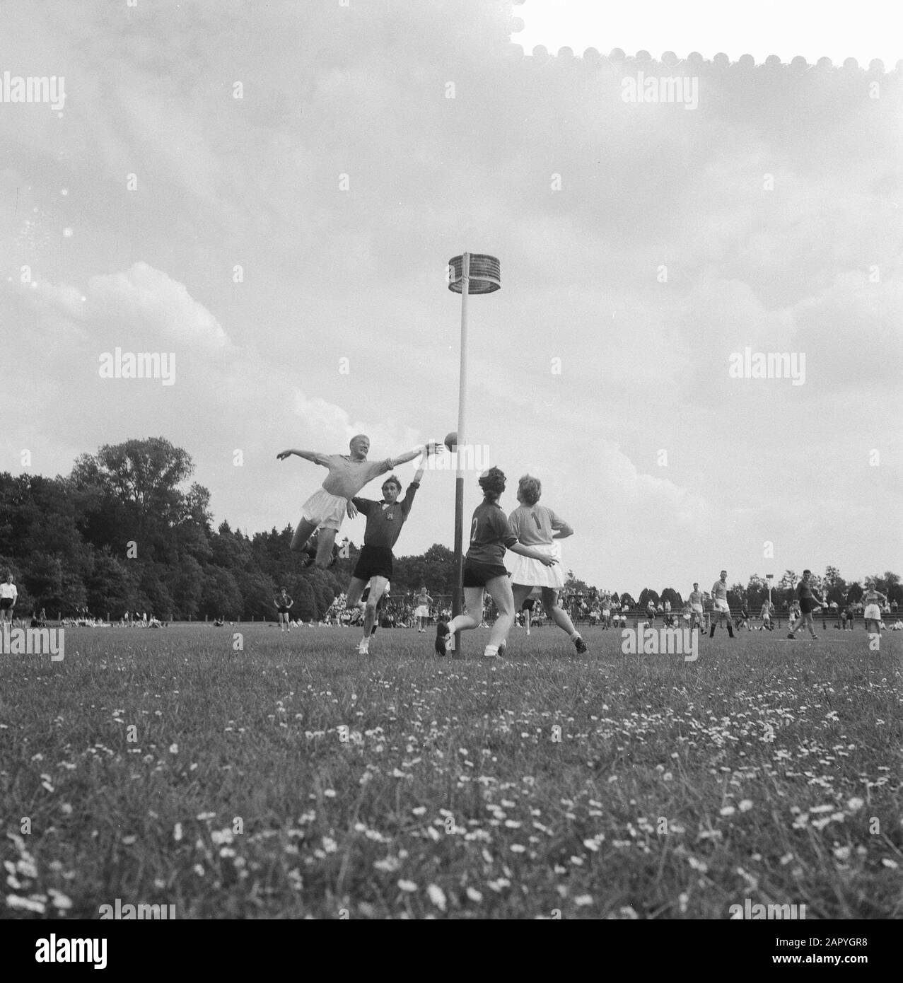 Korfbal Olanda vs. Belgio 5-6 ad Assen, attacco olandese Data: 7 giugno 1959 Foto Stock