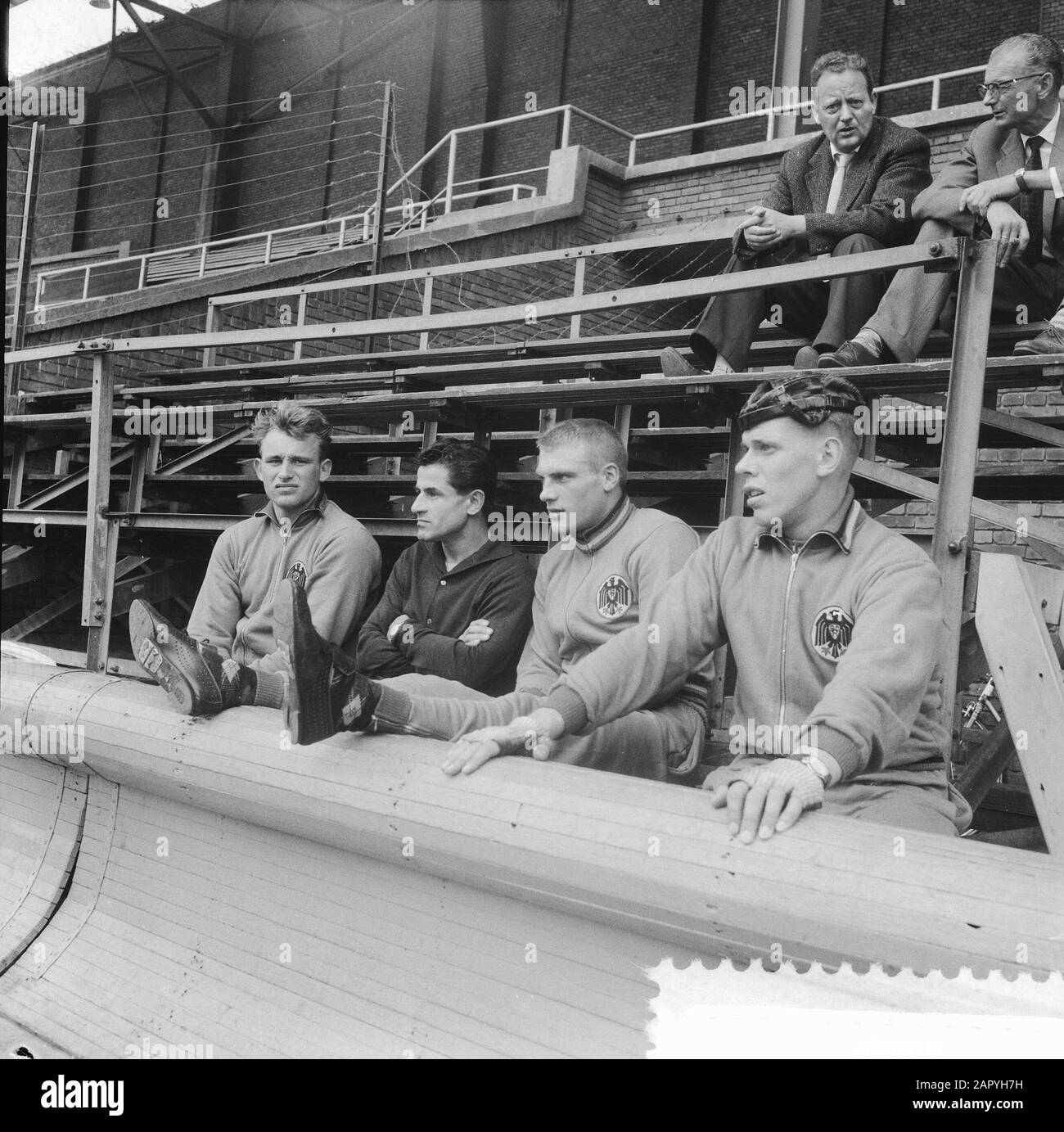 Preparazione del Campionato Mondiale di Ciclismo nello Stadio Olimpico, n. Tedesco occidentale am. Kasows Altig e Gieseler con i loro aiutanti Data: 5 agosto 1959 Foto Stock