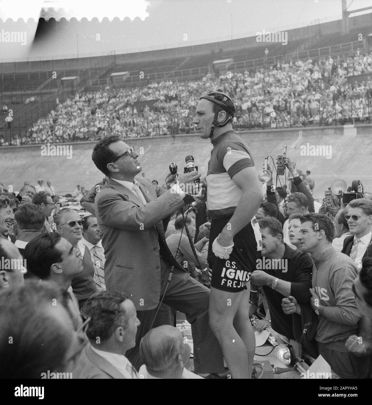 Campionato del mondo ciclismo in pista nello stadio olimpico di Amsterdam, campione del mondo pro spri Maspes della radio italiana Data: 9 agosto 1959 Foto Stock