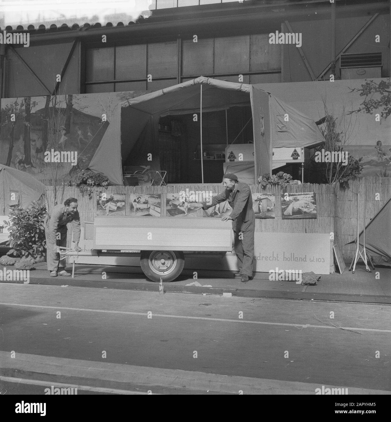 Mostra di design God-Kamp in the Houssterthal in Rotterdam, trailer, che può essere cambiato in tenda Data: 7 aprile 1960 Località: Rotterdam, Zuid-Holland Parole Chiave: Trailers , tende, mostre Nome dell'istituto: Houssterthallen Foto Stock