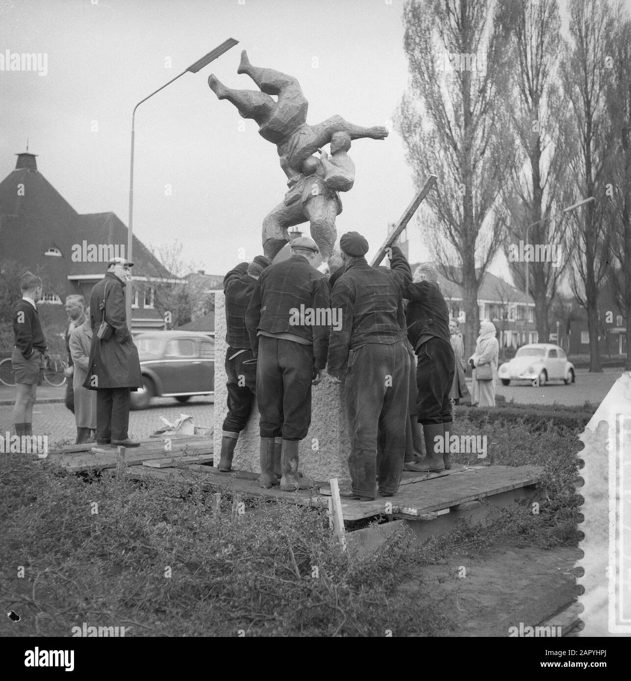 Luoghi di una statua Judokas di Piet de Monchy Keizer Karelweg in Amstelveen, luoghi dell'immagine Data: 29 aprile 1960 Località: Amstelveen, Noord-Holland Parole Chiave: Immagini nome Della Persona: Monchy, Pieter de Foto Stock
