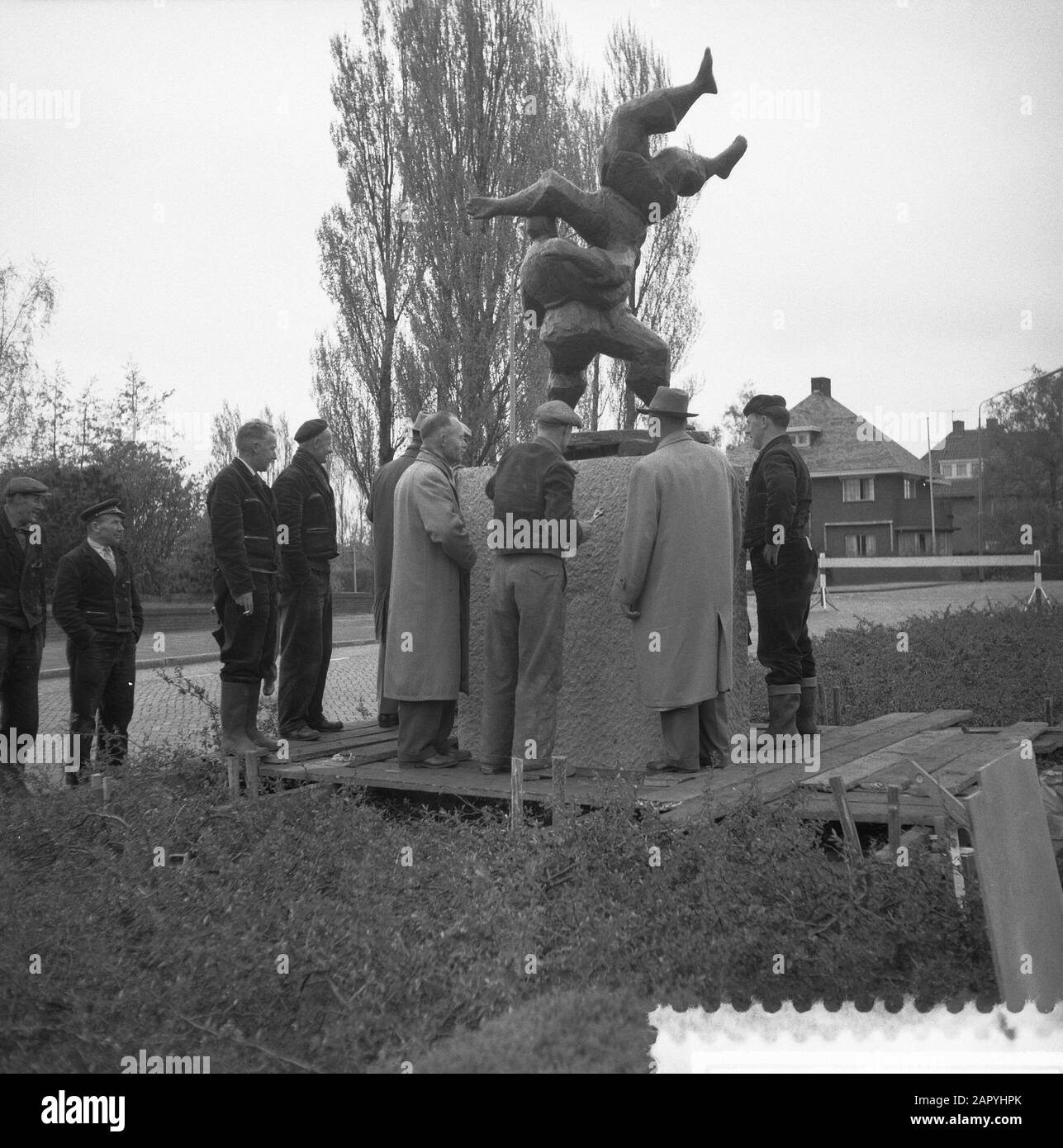 Luoghi di una statua Judokas di Piet de Monchy Keizer Karelweg a Amstelveen Data: 29 aprile 1960 Località: Amstelveen, Noord-Holland Parole Chiave: Immagini Nome personale: Monchy, Pieter de Foto Stock