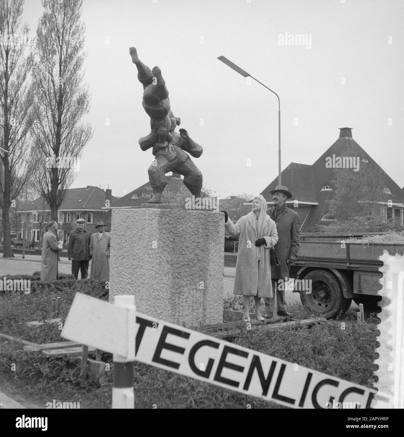 Luoghi di una statua Judokas di Piet de Monchy Keizer Karelweg in Amstelveen, lo scultore con sua moglie alla statua Data: 29 aprile 1960 Località: Amstelveen, Noord-Holland Parole Chiave: Immagini, Scultori Nome personale: Monchy, Pieter de Foto Stock