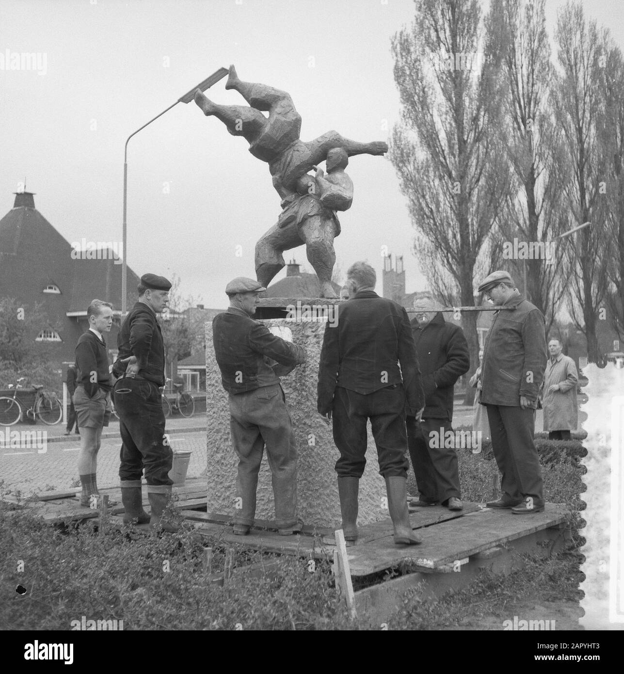 Luoghi di una statua Judokas di Piet de Monchy Keizer Karelweg a Amstelveen Data: 29 aprile 1960 Località: Amstelveen, Noord-Holland Parole Chiave: Immagini Nome personale: Monchy, Pieter de Foto Stock