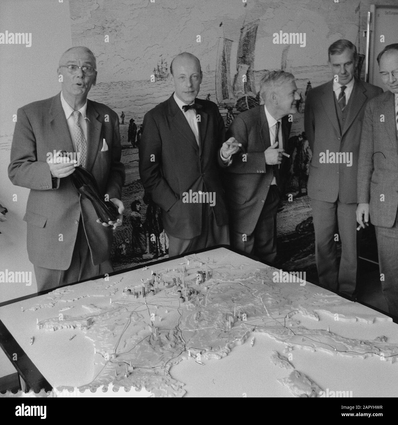 Mostra itinerante all'Aia Data: 9 maggio 1960 Località: L'Aia, Zuid-Holland Parole Chiave: Mostre scolastiche Foto Stock