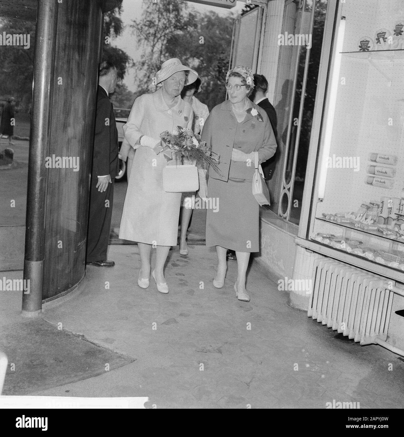 La regina Juliana frequenta il giorno di paese dell'Unione Nazionale dei volontari femminili. La giornata di campagna si svolge a Rivièrahal dello zoo Blijdorp a Rotterdam Data: 19 maggio 1960 Località: Rotterdam, Zuid-Holland Parole Chiave: Queens Nome personale: Juliana (queen Netherlands) Nome dell'istituzione: Rivièrahal Foto Stock