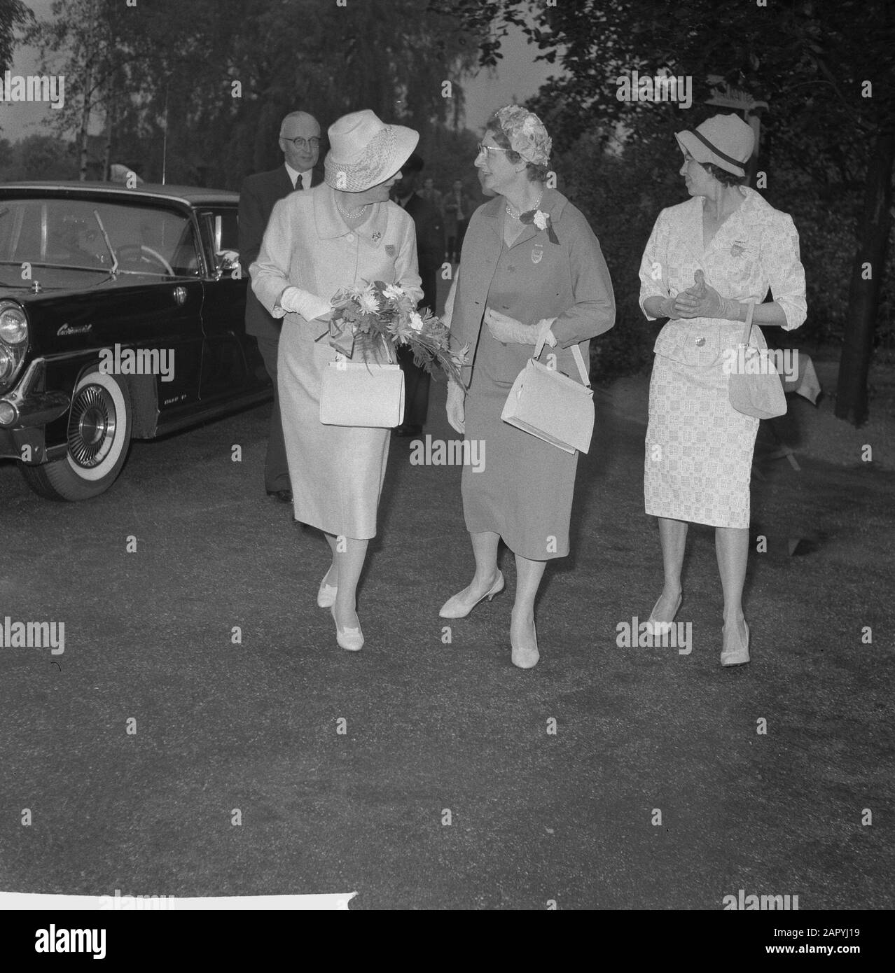 La regina Juliana frequenta il giorno di paese dell'Unione Nazionale dei volontari femminili. La giornata di campagna si svolge a Rivièrahal dello zoo Blijdorp a Rotterdam Data: 19 maggio 1960 Località: Rotterdam, Zuid-Holland Parole Chiave: Queens, donne Nome personale: Juliana (queen Olanda) Nome dell'istituzione: Rivièrahal Foto Stock