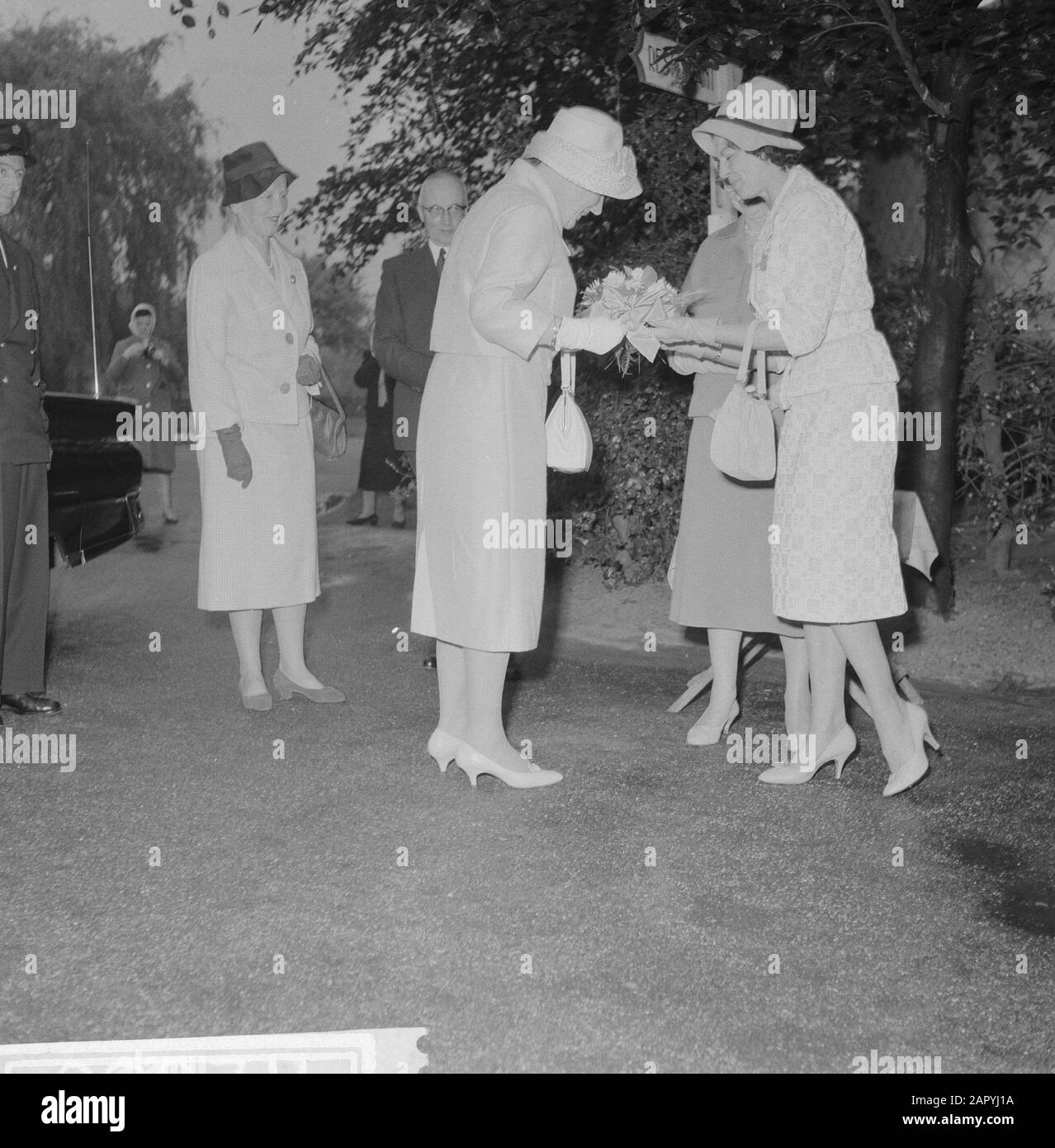 La regina Juliana frequenta il giorno di paese dell'Unione Nazionale dei volontari femminili. La giornata di campagna si svolge a Rivièrahal dello zoo Blijdorp a Rotterdam Data: 19 maggio 1960 Località: Rotterdam, Zuid-Holland Parole Chiave: Queens Nome personale: Juliana (queen Netherlands) Nome dell'istituzione: Rivièrahal Foto Stock