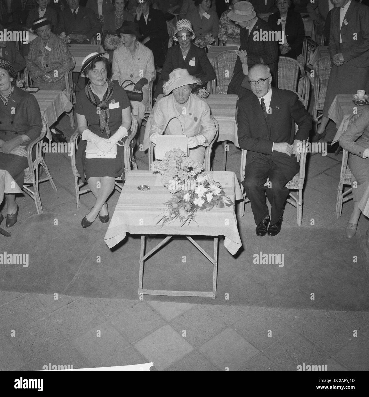 La regina Juliana frequenta il giorno di paese dell'Unione Nazionale dei volontari femminili. La giornata di campagna si svolge a Rivièrahal dello zoo Blijdorp a Rotterdam Data: 19 maggio 1960 Località: Rotterdam, Zuid-Holland Parole Chiave: Queens Nome personale: Juliana (queen Netherlands) Nome dell'istituzione: Rivièrahal Foto Stock