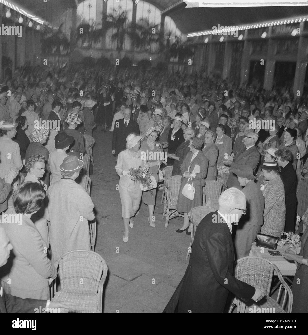 La regina Juliana frequenta la giornata di campagna dell'Unione Nazionale dei volontari femminili. La giornata di campagna si terrà a Rivièrahal van Diergaarde Blijdorp a Rotterdam Data: 19 Maggio 1960 Località: Rotterdam, Zuid-Holland Parole Chiave: Queens Nome personale: Juliana (queen Netherlands) Nome dell'istituzione: Rivièrahal Foto Stock