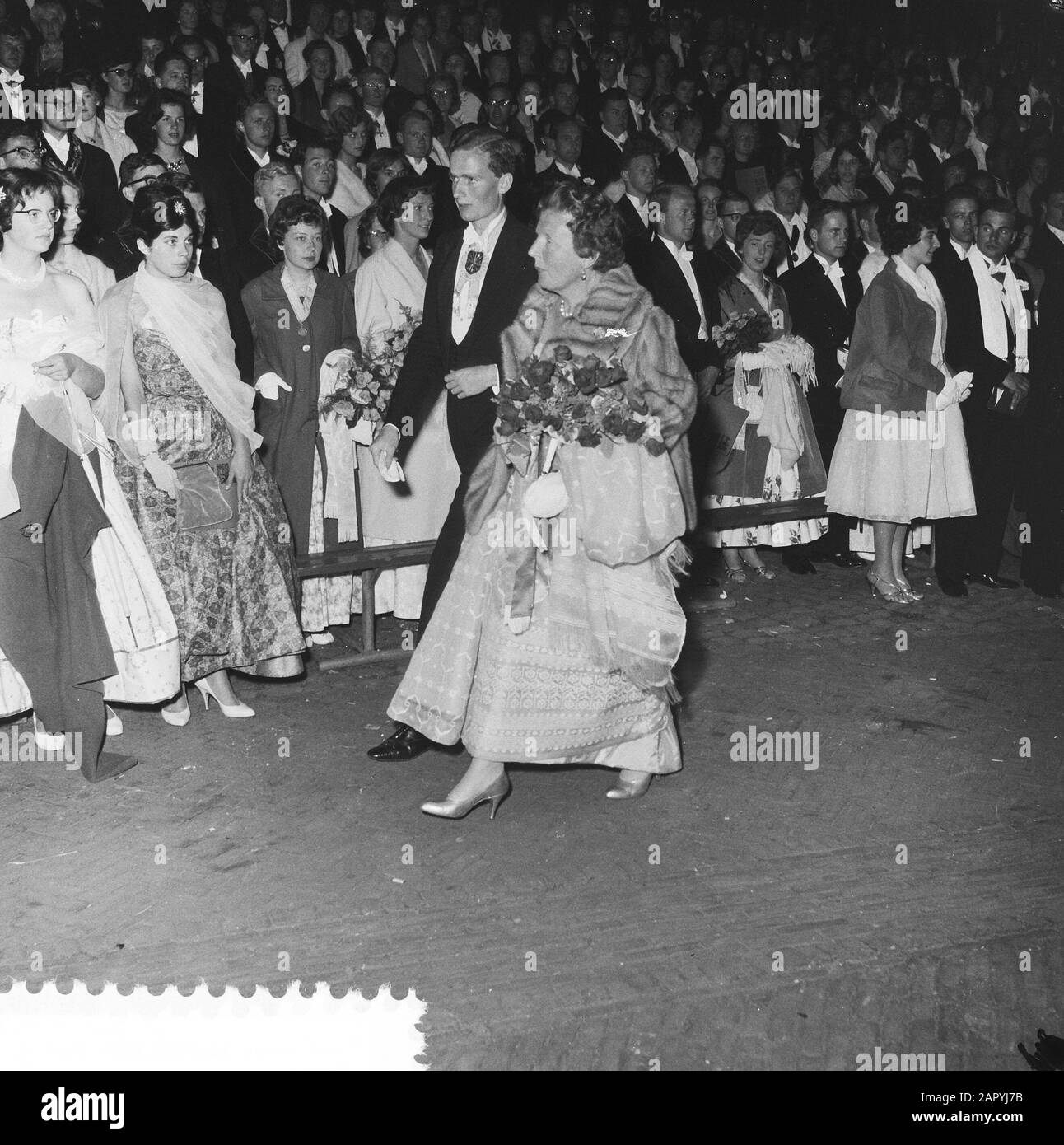 Regina e principesse alla performance di gala la vera storia del dottore Faustus Data: 21 giugno 1960 Parole Chiave: Gala performances, regine Nome personale: Juliana, Regina Foto Stock