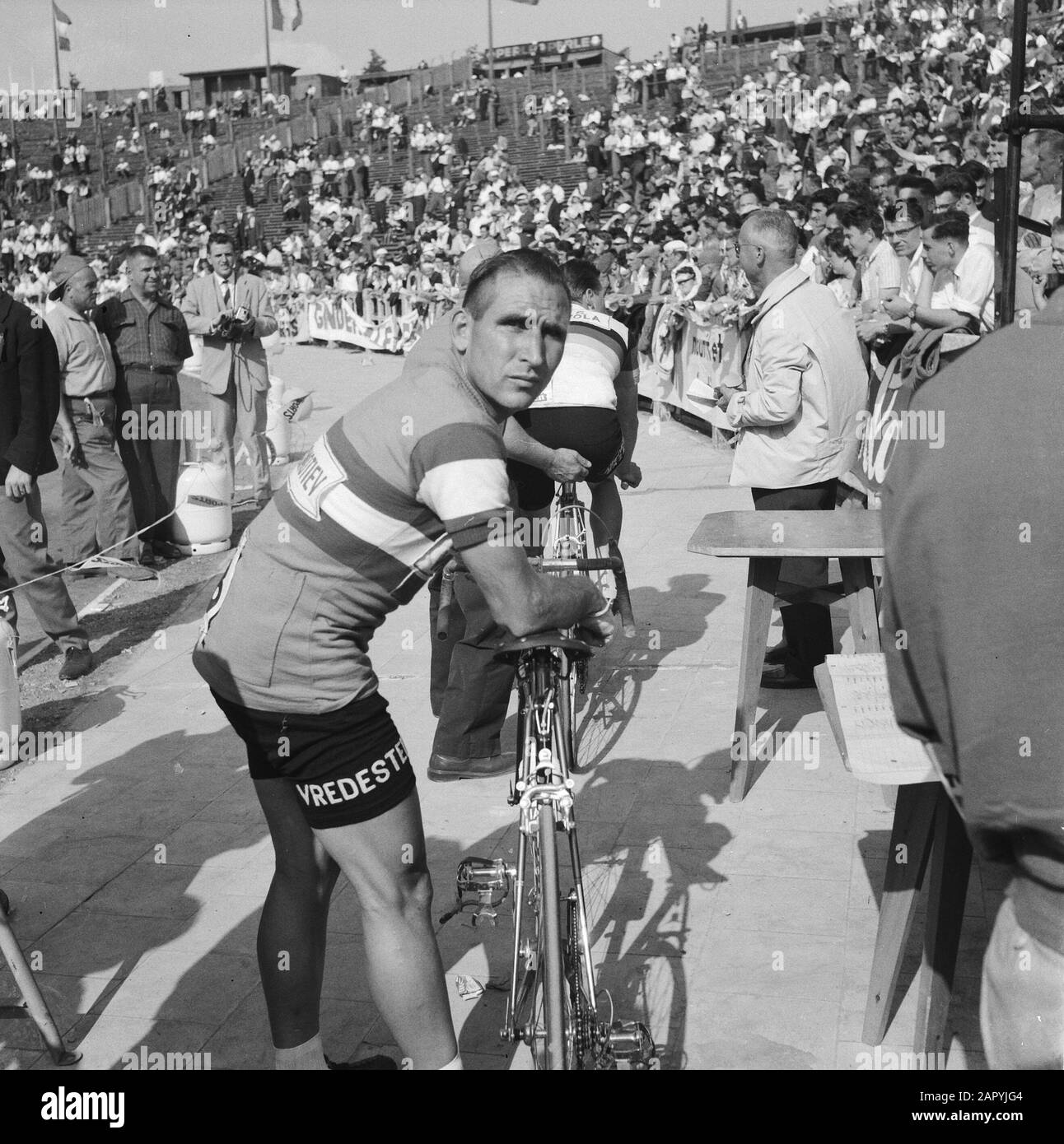 Tour de France 1960 Wim van Est per il trial Time Annotation: First stage (second part) Brussels-Brussels: (Time Trial, 27.8 km) Date: 26 June 1960 Location: Belgium, Brussels Keywords: Sports Disotes, cycling, cycling Nome personale: Est, W. of Foto Stock