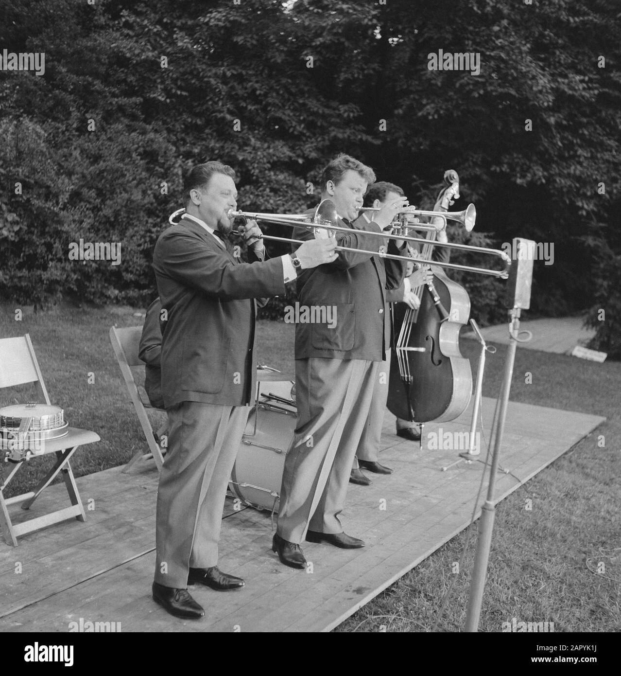 Performance Papa Bue in open air theater Dijkzigt Data: 27 luglio 1960 Parole Chiave: Openair THEATORS, Performance Nome Della Persona: DIJZIGT, Papa Bue Foto Stock