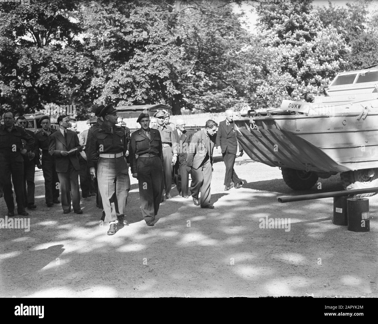 Fiera Dell'Esercito Utrecht. Ricci e stampa saranno guidati Data: 14 maggio 1948 Località: Utrecht Parole Chiave: Mostre dell'esercito, Press Person name: Kruls, H.J. Foto Stock