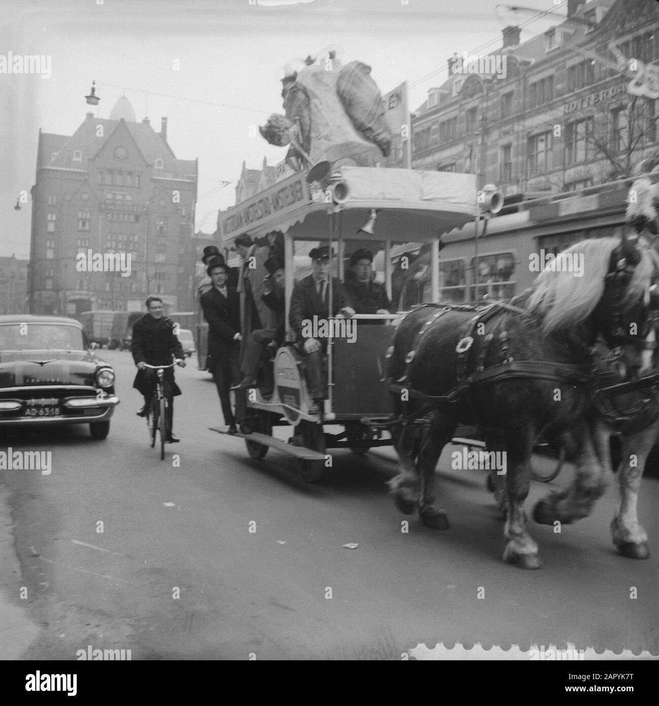 Gli studenti dell'Akademeia contestano le tariffe dei tram ad Amsterdam, il tram per le strade di Amsterdam Data: 6 novembre 1959 Località: Amsterdam, Noord-Holland Parole Chiave: Studenti, STUDENTI, tram, protestanti Foto Stock